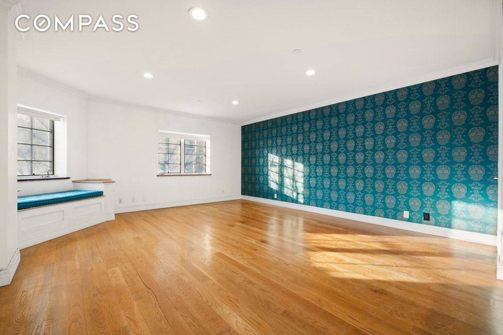 Nestled on a cobblestone street in the sought after Vinegar Hill neighborhood of Dumbo, this sun drenched, floor through one bedroom condo offers a perfect blend of modern comfort and ...