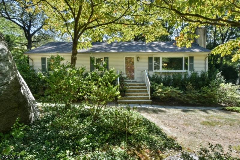 HURRY ! A FAYSON LAKES GEM THAT HAS NOT BEEN ON THE MARKET SINCE 1977 !