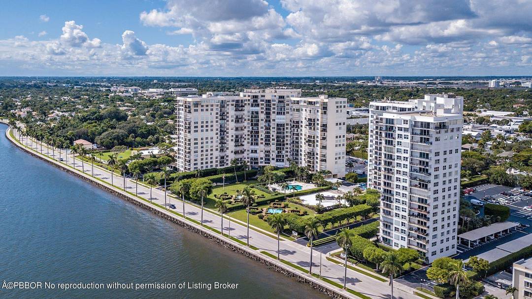 Beautiful Intracoastal and garden views, from this 3rd floor unit.