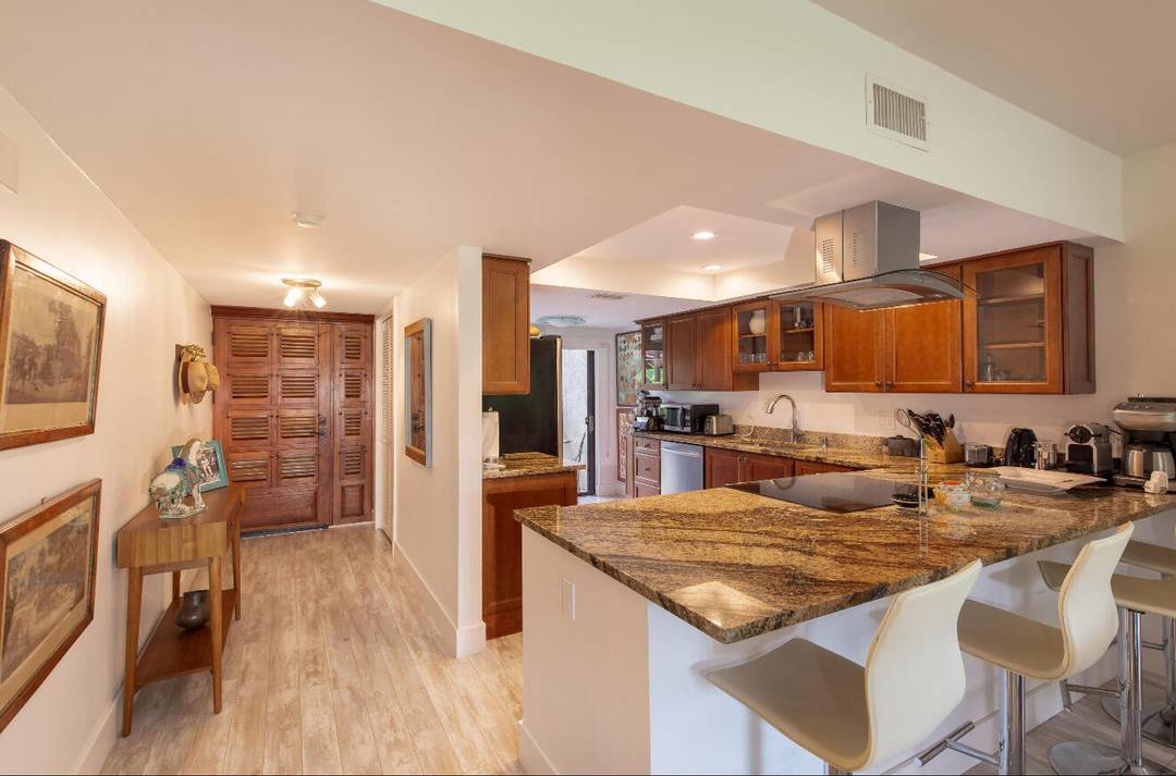 Luxury 3 Bedroom, 3 Bathroom Apartment in Prime Wellington Location Fully Furnished, TurnkeyExperience the best of Wellington in this beautifully appointed first floor apartment, ideally situated just a golf cart ...