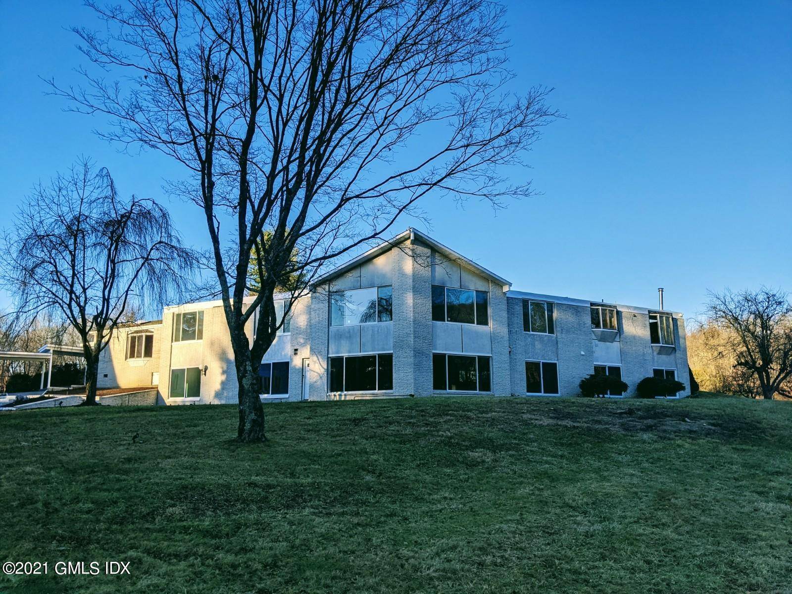 Bright and welcoming modern 7 Bedroom home.