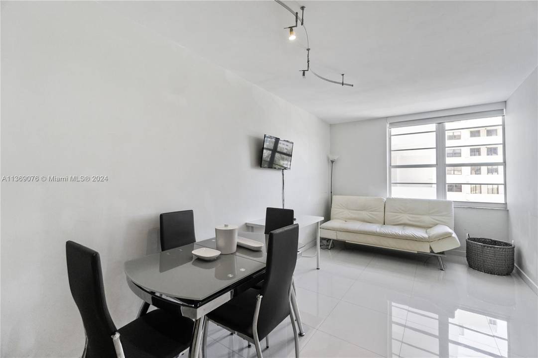 Beautiful fully renovated jr one bedroom in Decoplage condo, the best location in south beach !
