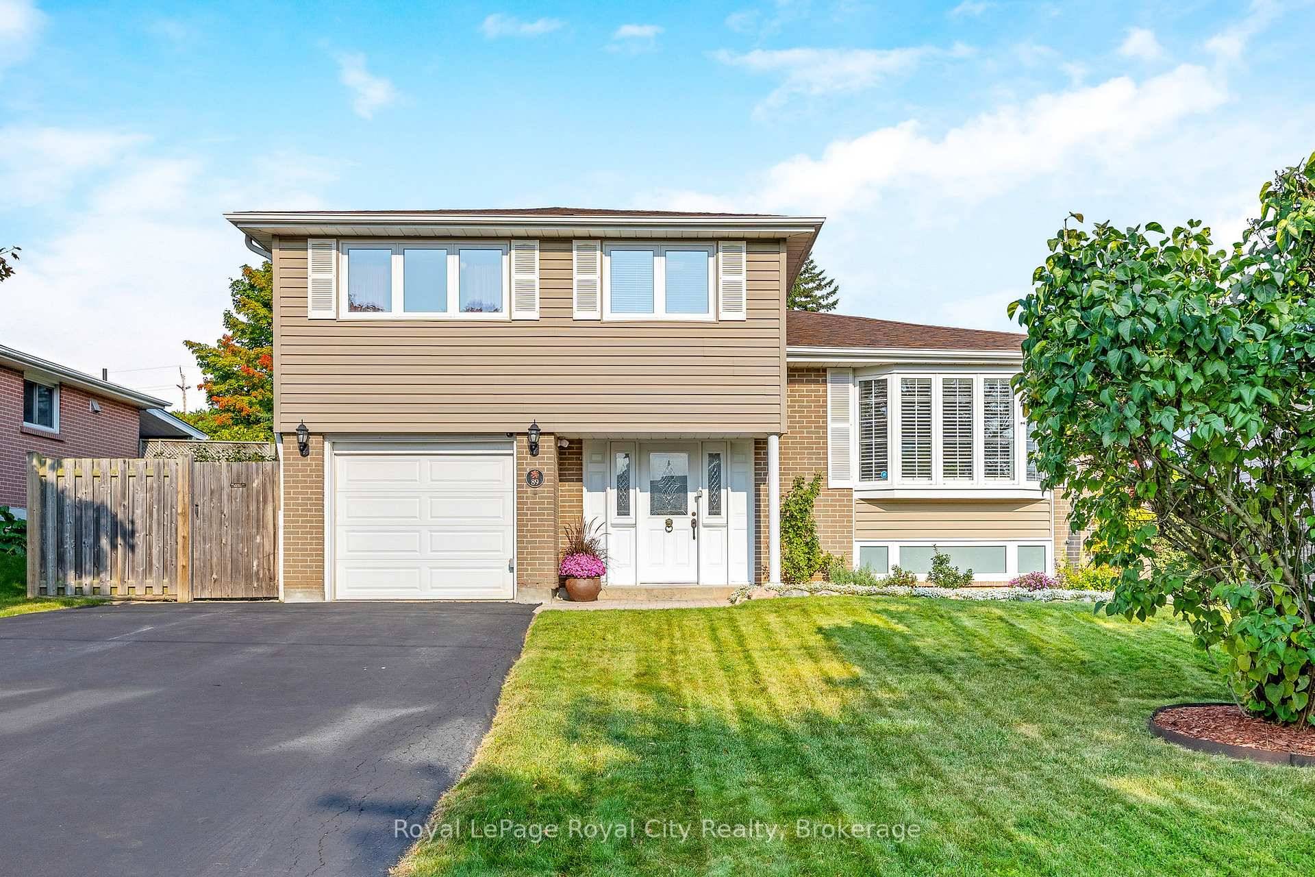 Fabulous opportunity to own this charming 4 bedroom sidesplit in Moore Park neighbourhood.