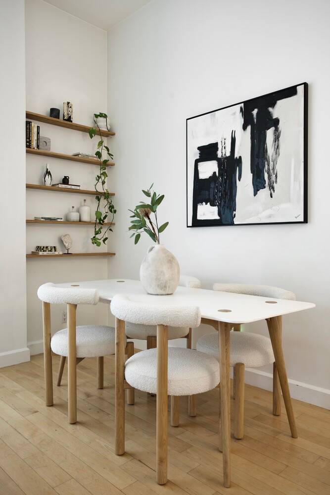 Welcome to Unit 1G at The Aria, where loft like scale on a quiet, tree lined street blend with exceptionally low common charges and a 421 A tax abatement through ...
