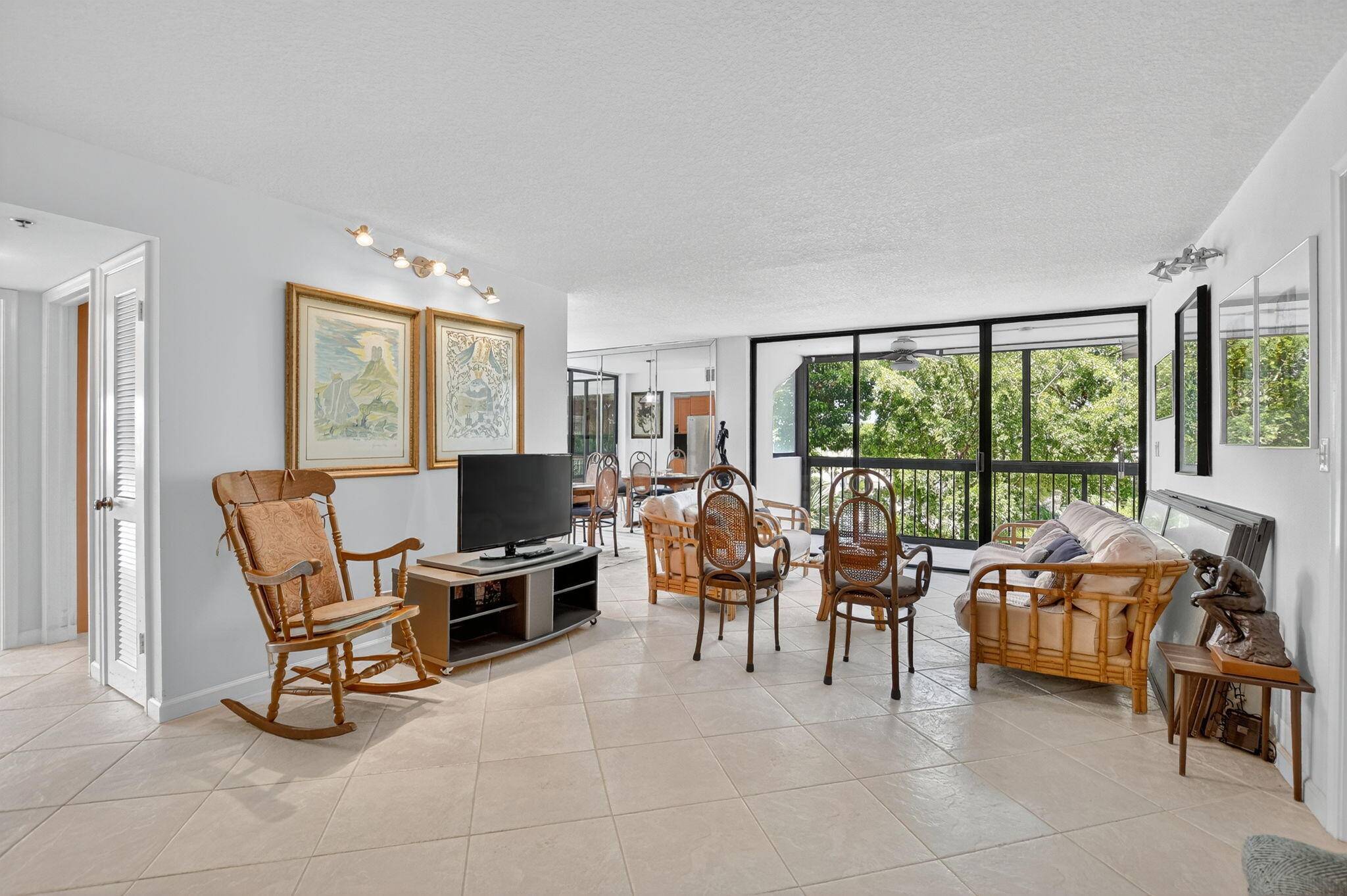 Spacious Bridgewood 2 bed 2 bath corner apartment walking distance to ameneties.