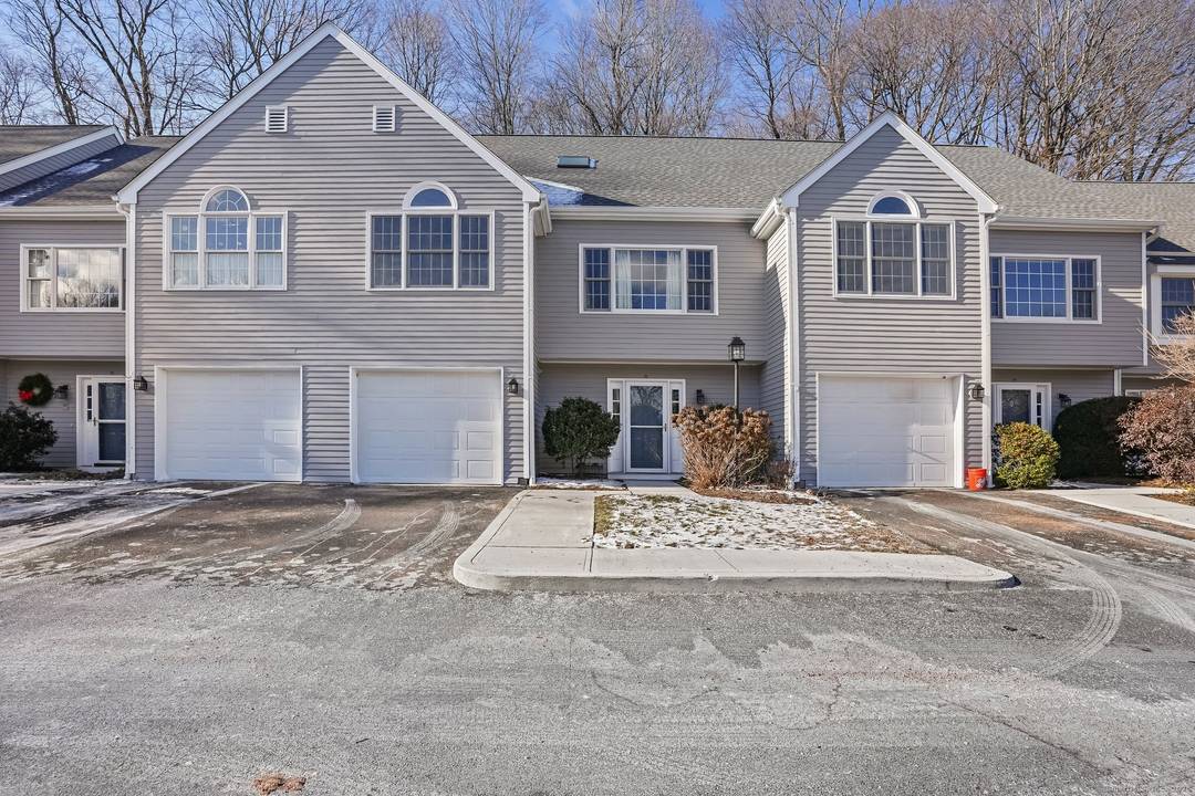 This light and bright 2BR 3BA condo in desirable Prospect Woods is in a terrific location close to town, the ACT Theatre, shopping, restaurants, schools, the library, and everything Ridgefield ...