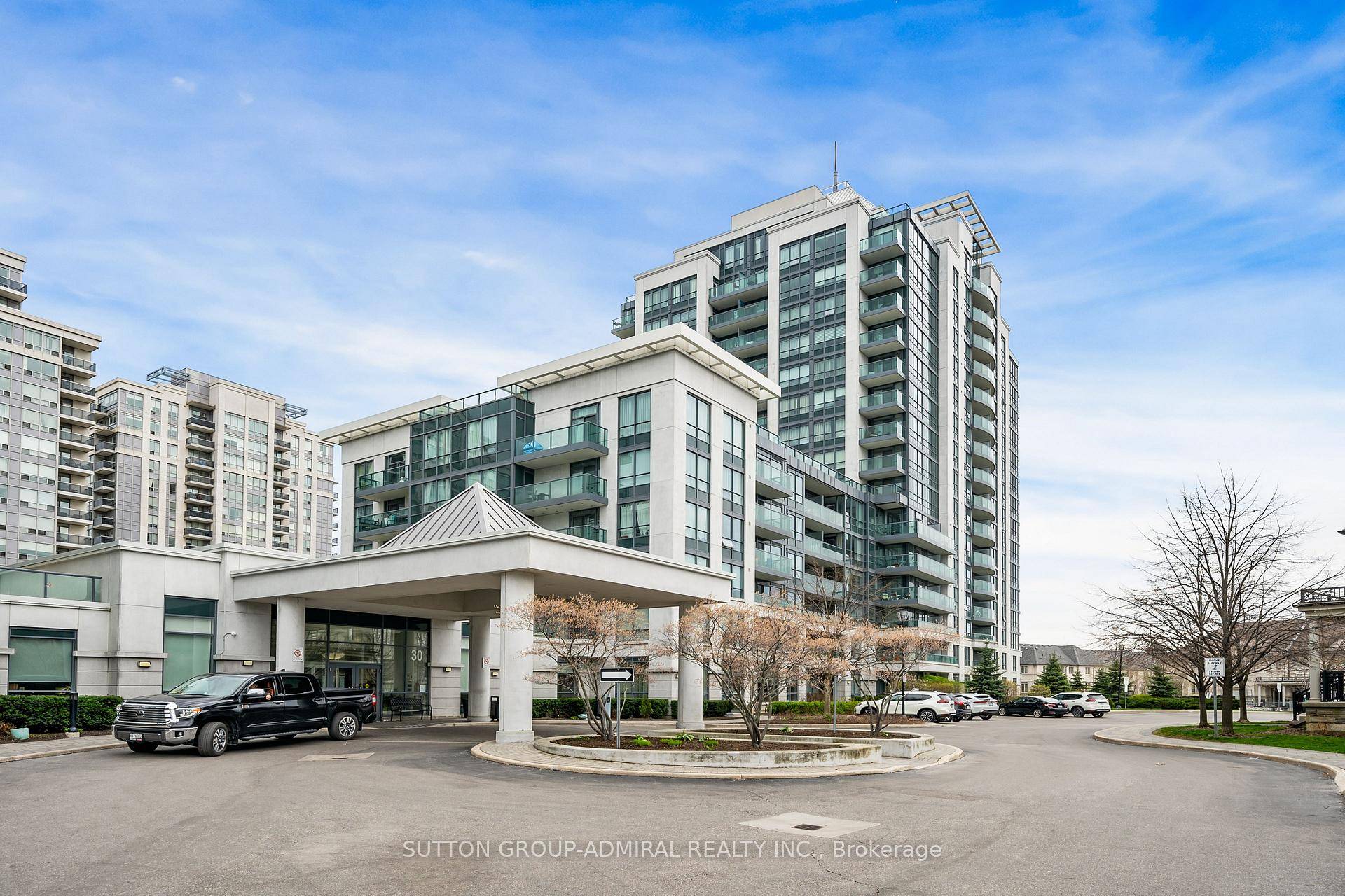 Presenting a newly renovated 2 bedroom, 2 Full Bath condo in the vibrant neighborhood of Thornhill.