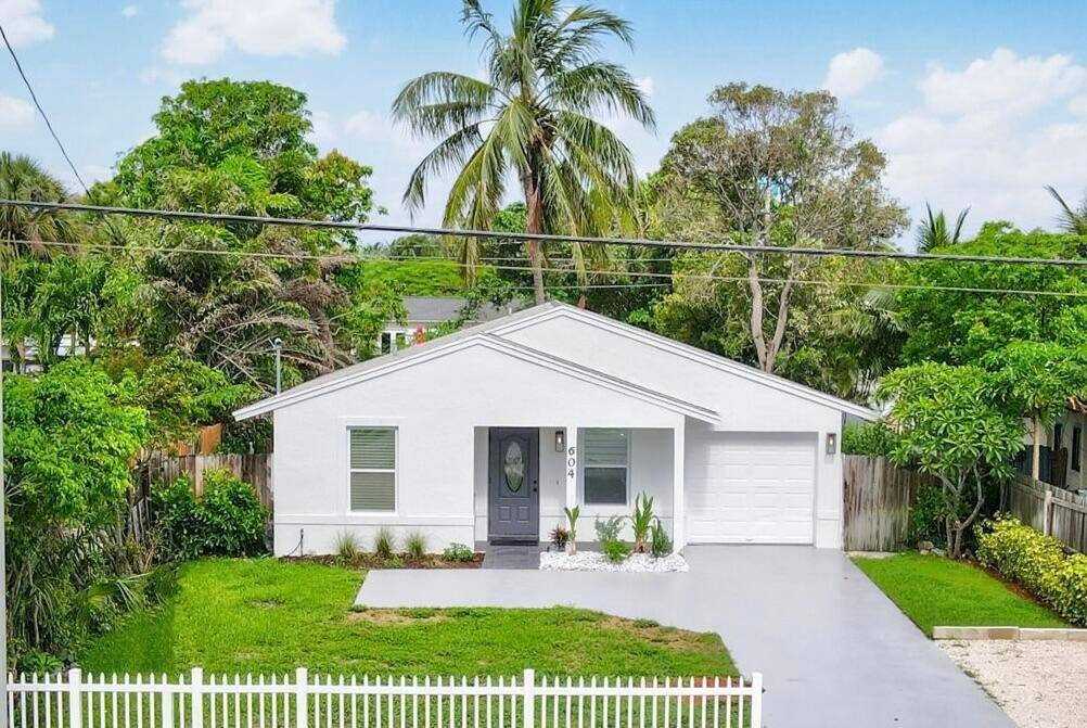 Welcome to Delray Beach. Two minutes from downtown, where you will enjoy art galleries, restaurants, and a 3 min ride to the Beach.