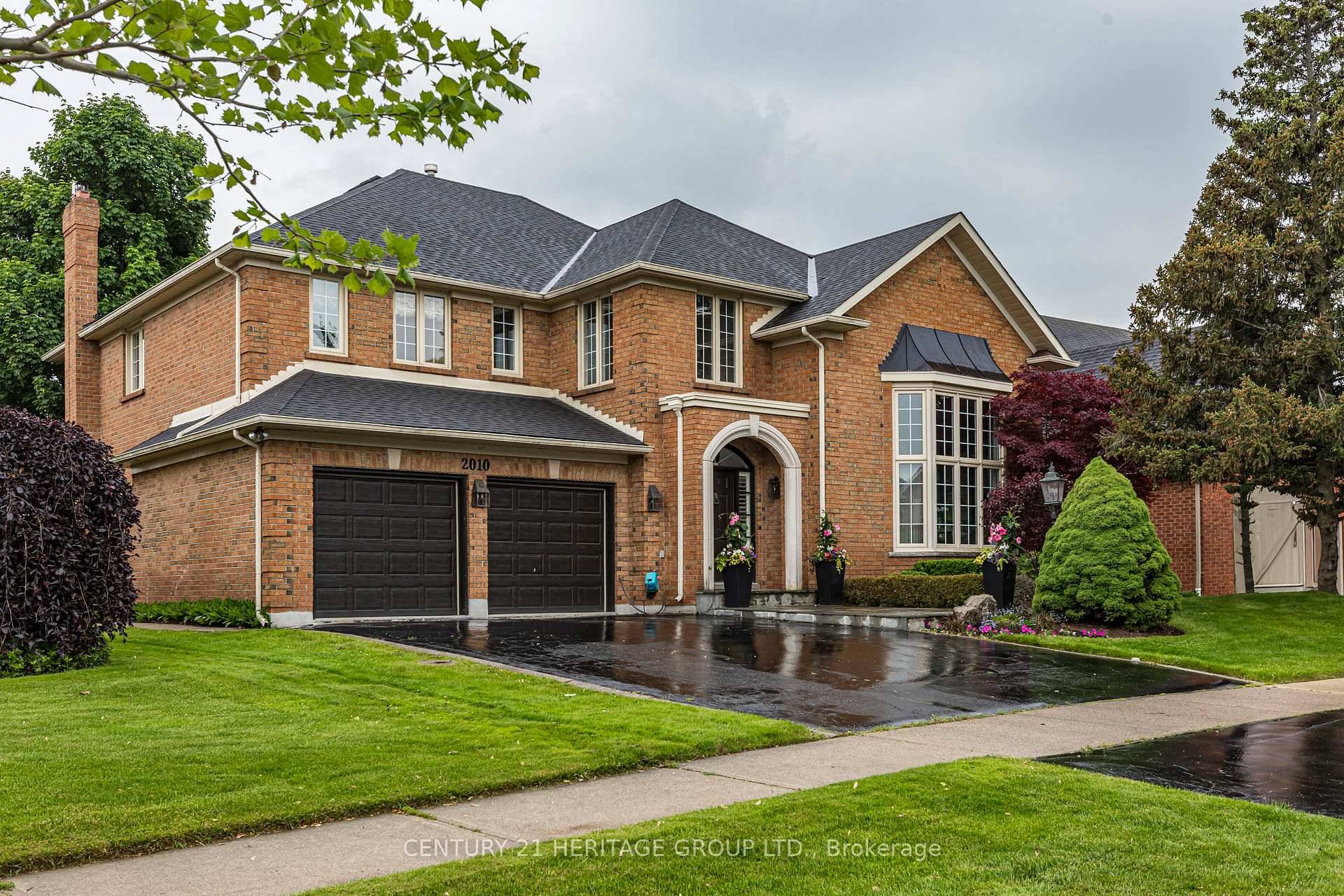 Welcome to 2010 Parklane Crescent, an exceptional luxury residence nestled in the prestigious and highly desired Millcroft community.