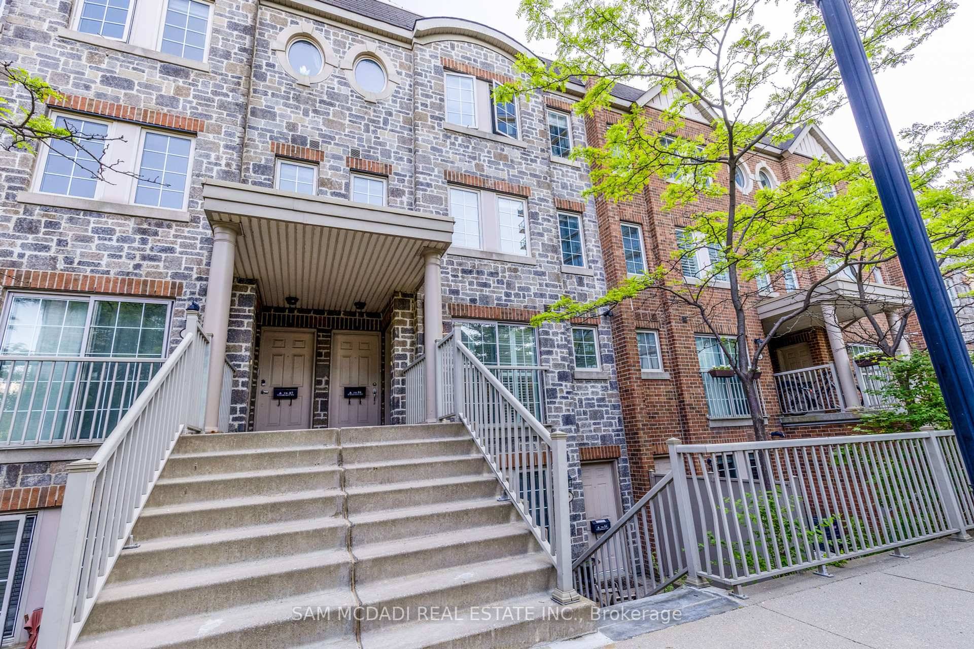 This 1 bedroom unit in highly sought after Windermere By The Lake Townhomes is gorgeous and comes fully furnished.
