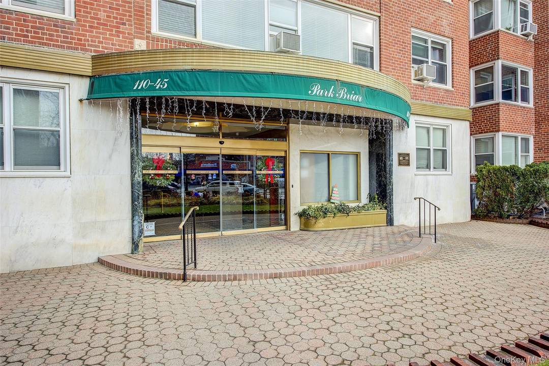 Sun Drenched Jr. 4 2 bedroom Co op in Prime Forest Hills Location This bright and spacious Jr.