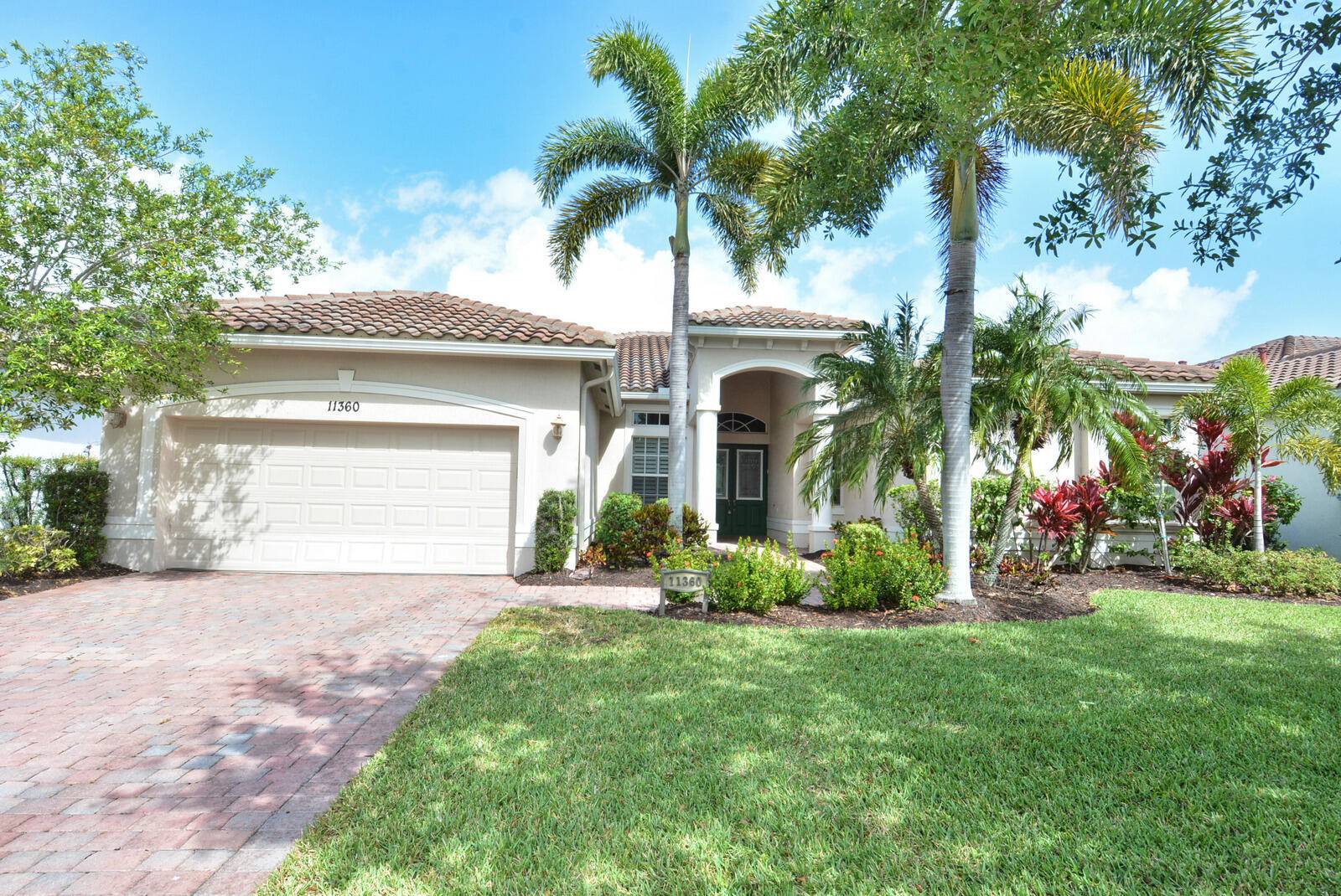 Beautiful 3 bedroom, 3 bath pool home in desirable Vitalia Tradition.