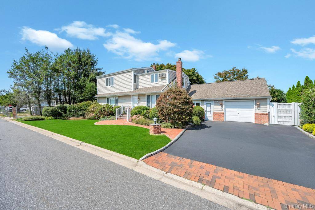 Welcome to Your Dream Home This stunning, meticulously maintained residence seamlessly blends comfort, style, and functionality, making it an ideal haven for growing families or those who delight in entertaining.