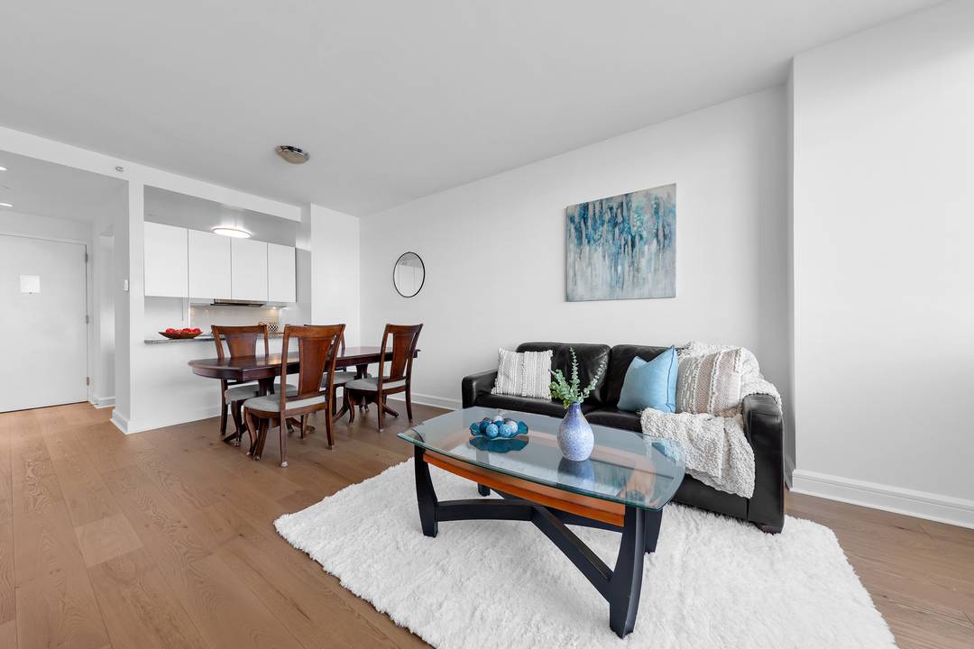 Welcome to Residence 5H at The Avery Condominium an elegant two bedroom, two bathroom home with exceptional river and park views.