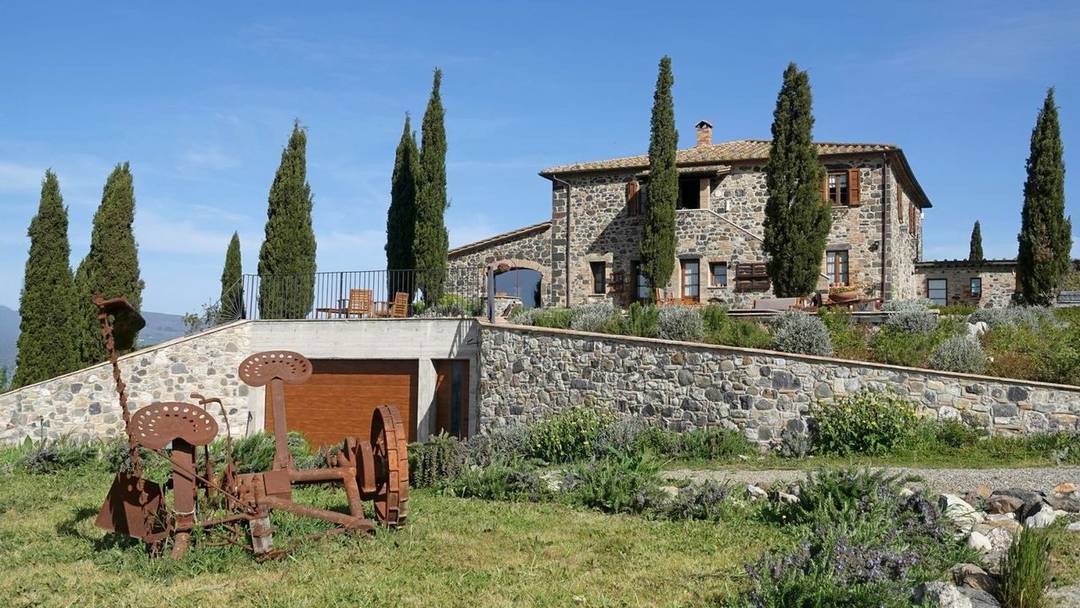 In the heart of Val d'Orcia, restored 17th-century residence with panoramic views, 450 square metres, spa, garden and land. A residence of great charm