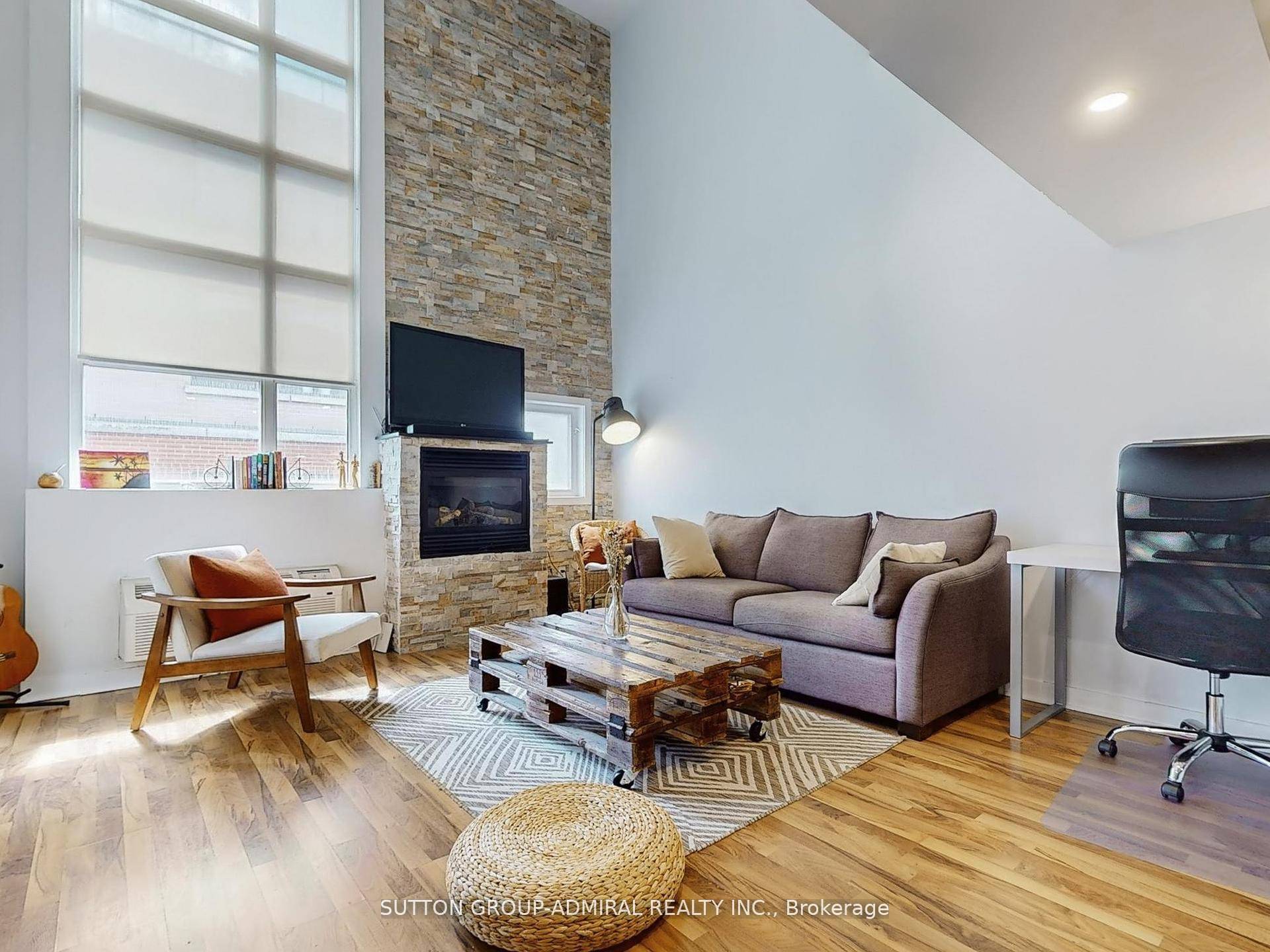 Discover Earl Lofts a boutique, low rise community offering a unique alternative to the typical downtown condo.