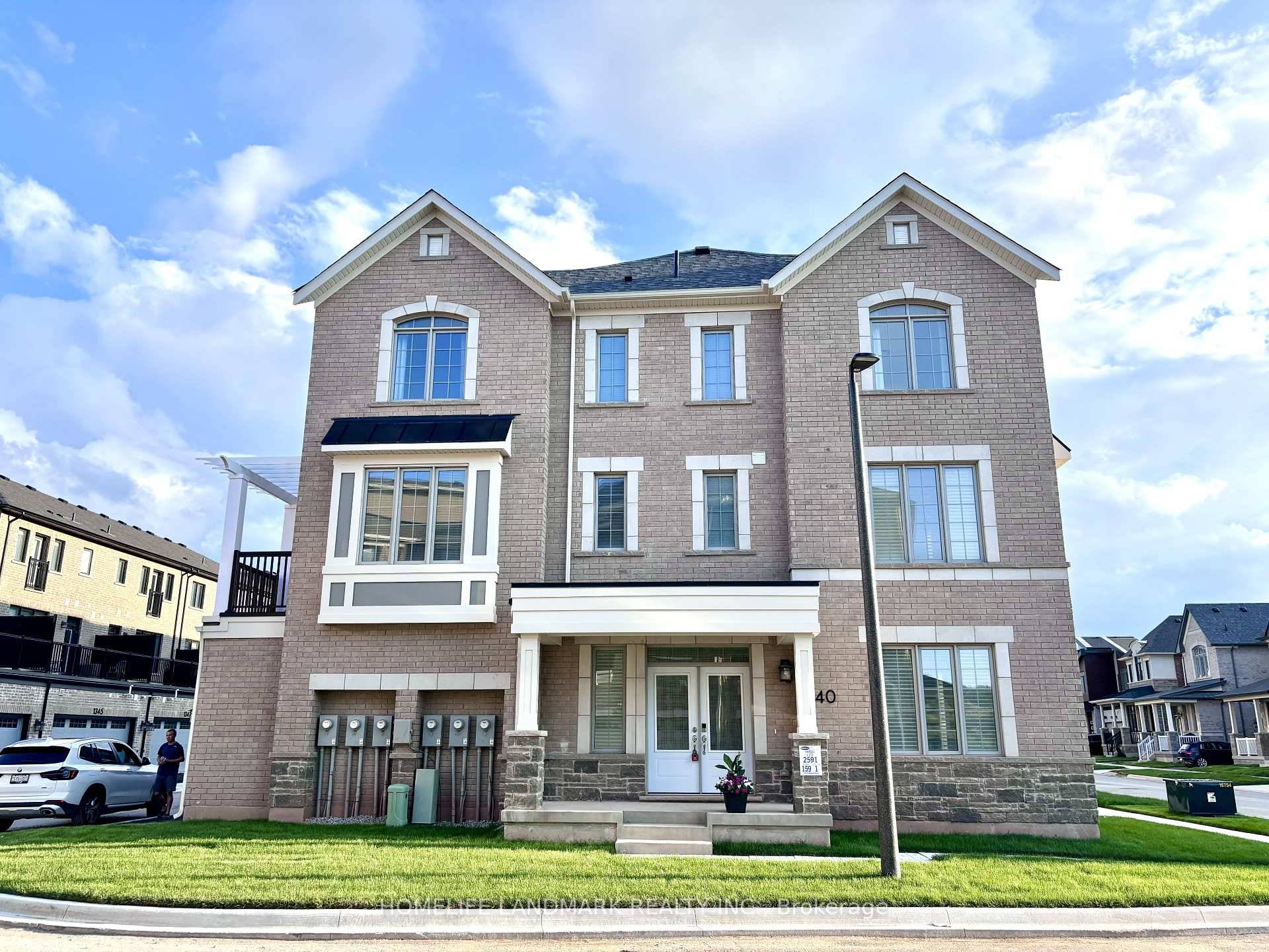 Beautiful, sun filled 3 storey corner unit in high demand Rural Oakville !