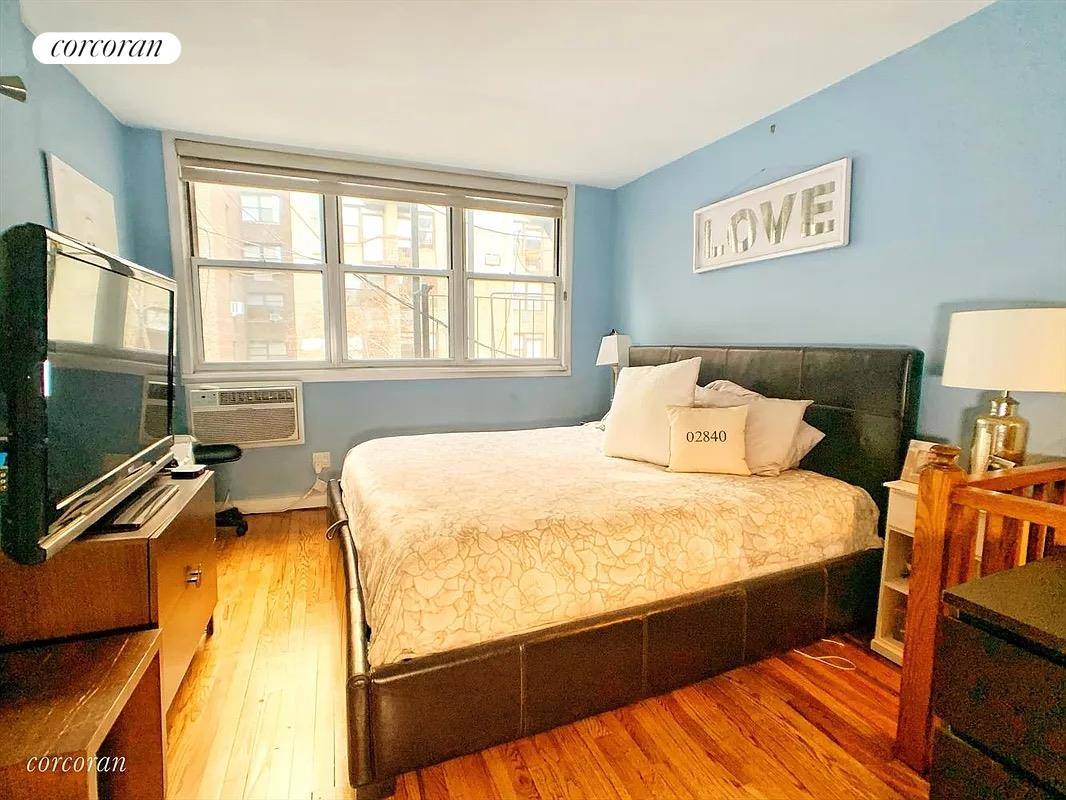CHARMING 750sf ONE BED 2 BATH W FIREPLACE AND WASHER DRYER !