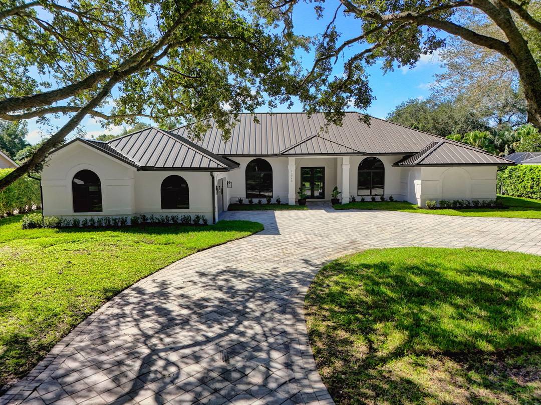 Price Improvement ! Florida lifestyle, close to beaches, and all the best restaurants !