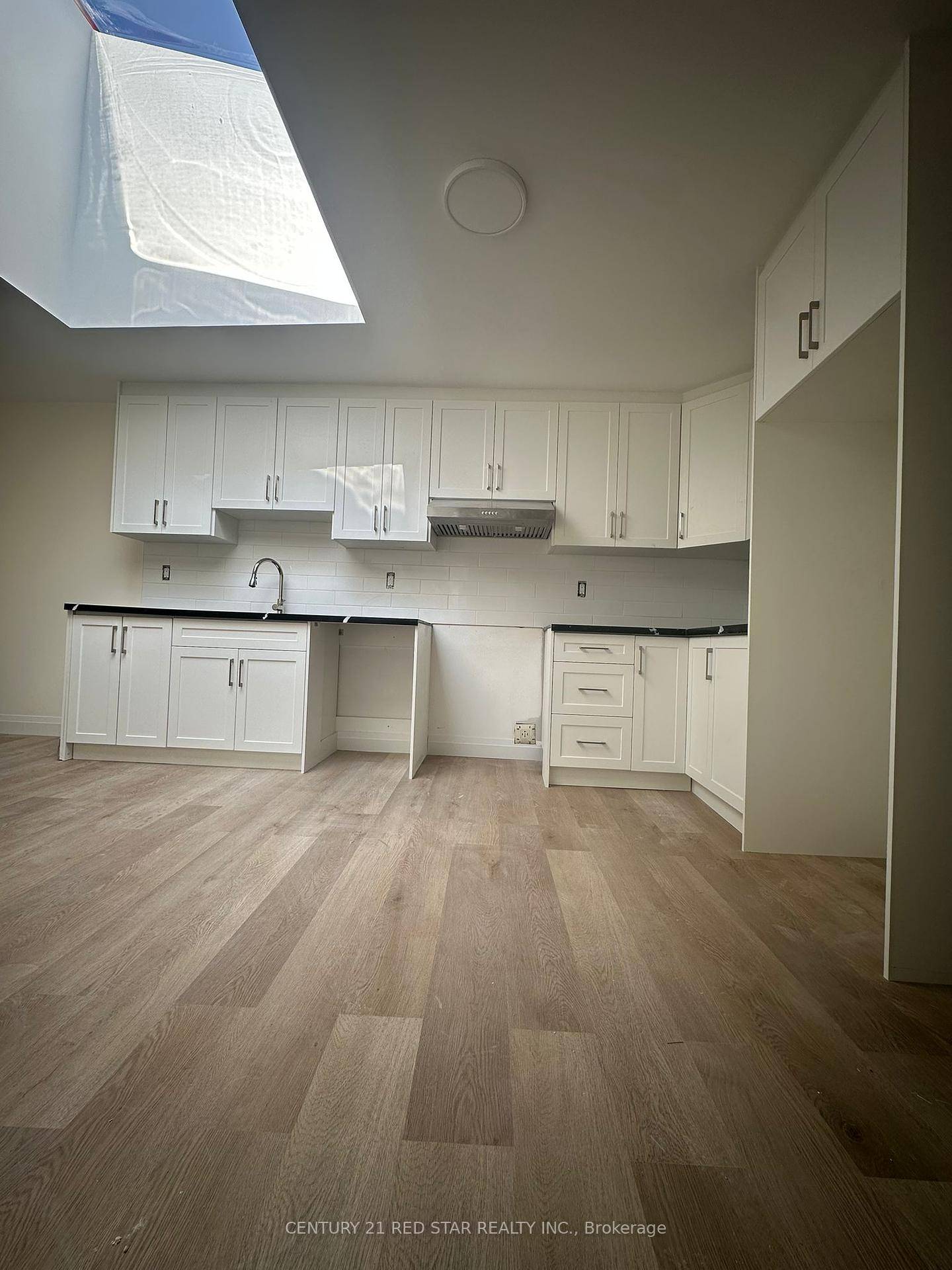 Fully Renovated amp ; Spacious 2 Bedroom Unit in the Heart of Woodstock !
