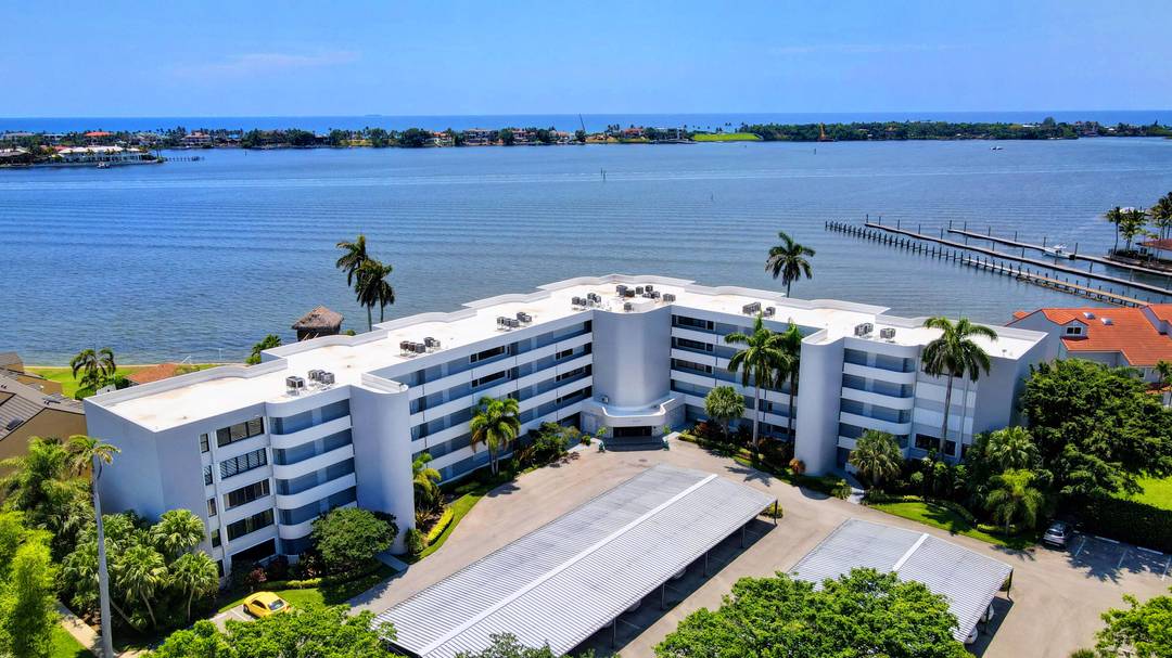 BIG WATER VIEWS OF THE INTRACOASTAL FROM EVERY ROOM !