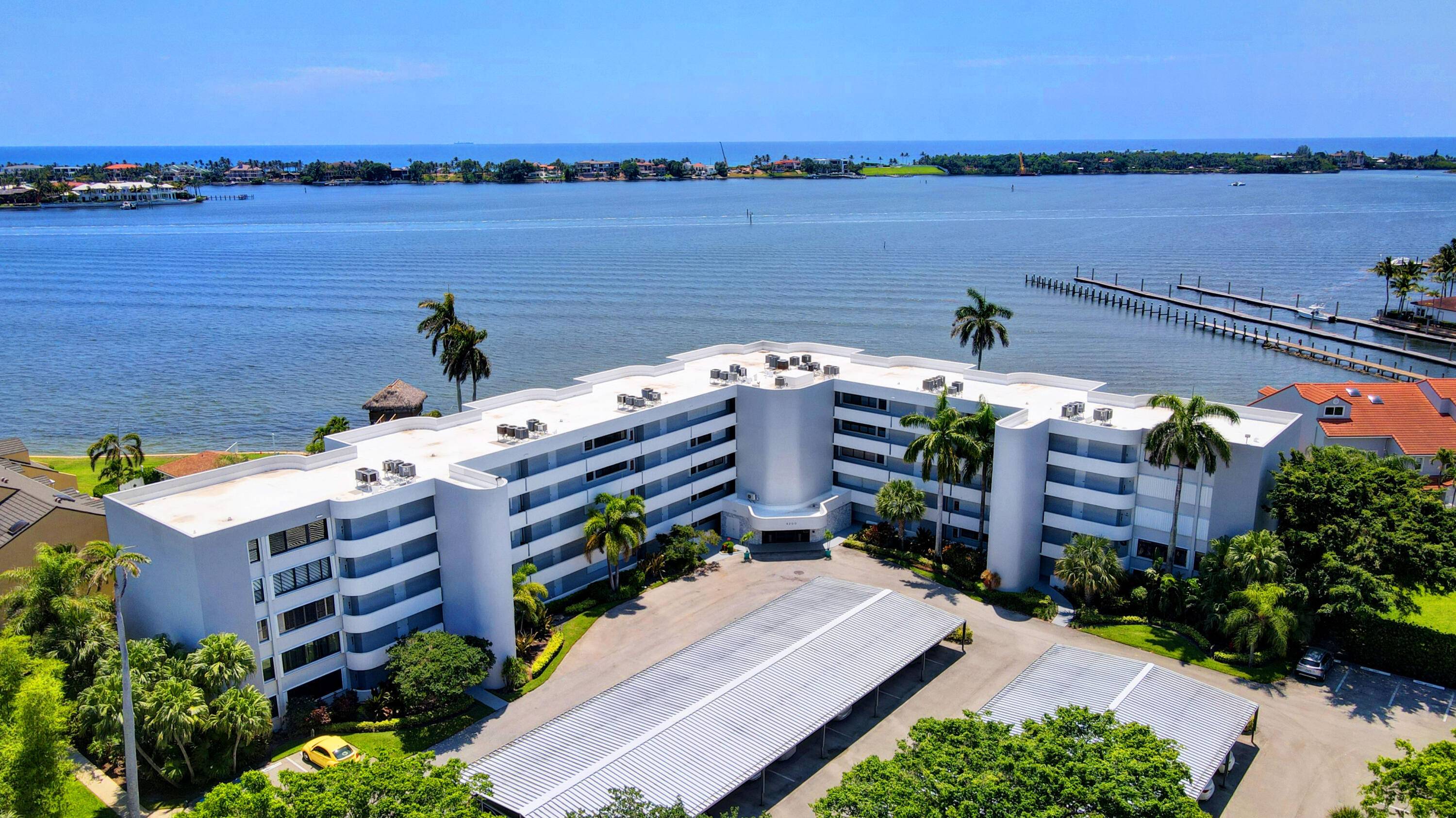 BIG WATER VIEWS OF THE INTRACOASTAL FROM EVERY ROOM !