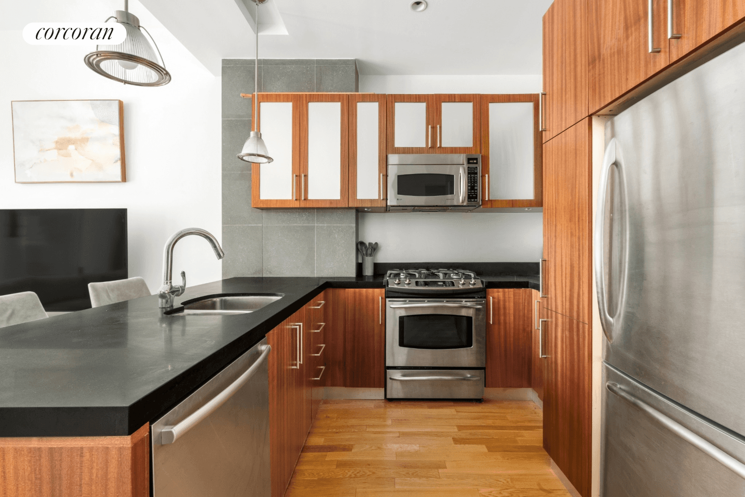 Soaring 11 foot ceilings and oversized windows in this expansive alcove studio in the heart of the financial world.