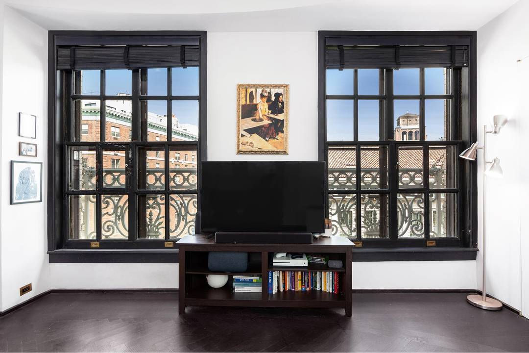 ALL OPEN HOUSES BY APPOINTMENT ONLY VIEW VIDEO FOR MORE INFORMATION LEASE START DATE OF 1 15 TWO YEAR LEASE PREFERRED NO PETS PLEASE This mint condition prewar condominium is ...