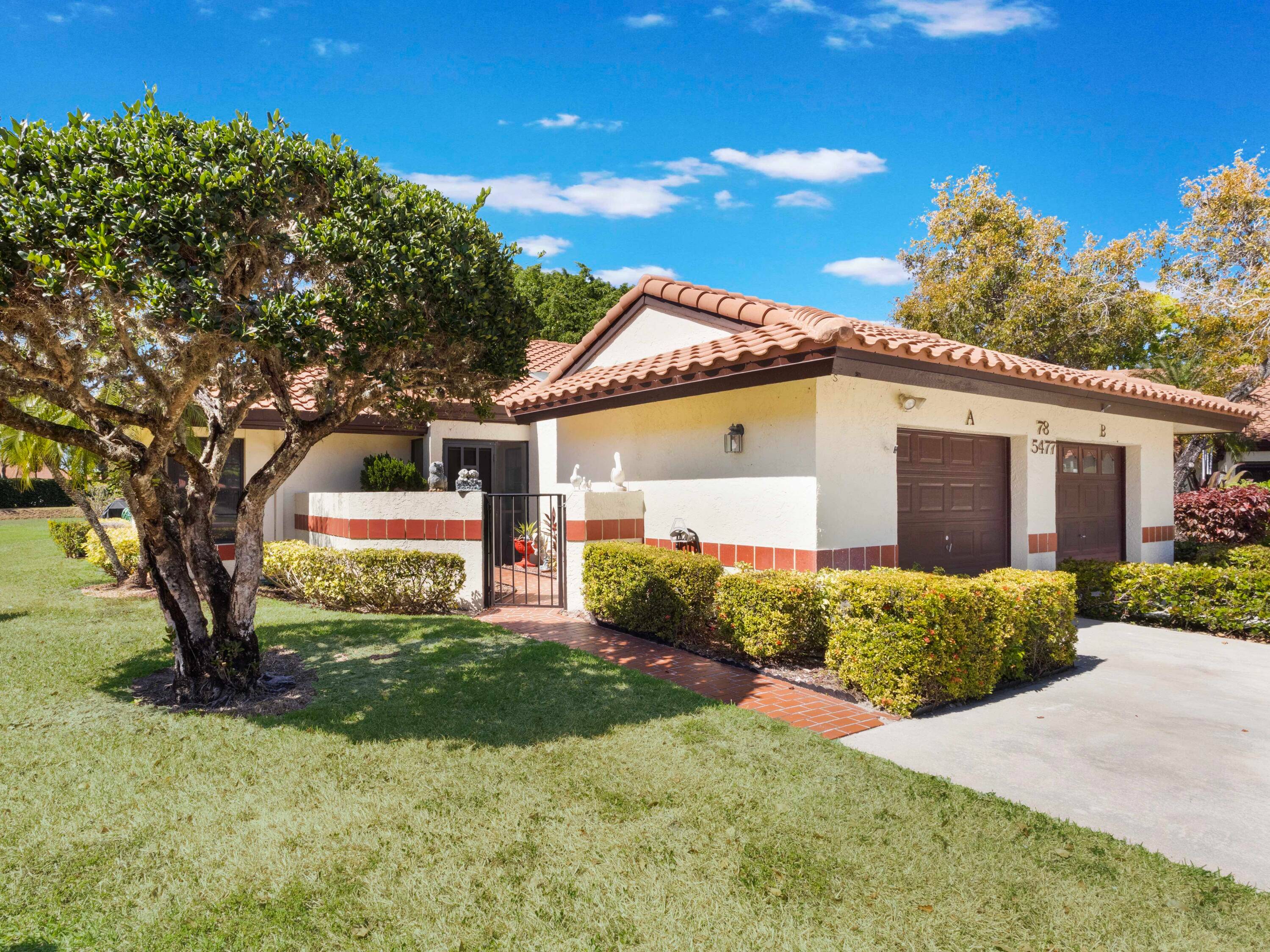 Fantastic central Boynton Beach location beautiful newly renovated villa nestled on a quiet cul de sac is the perfect place to enjoy your relaxing Florida lifestyle.