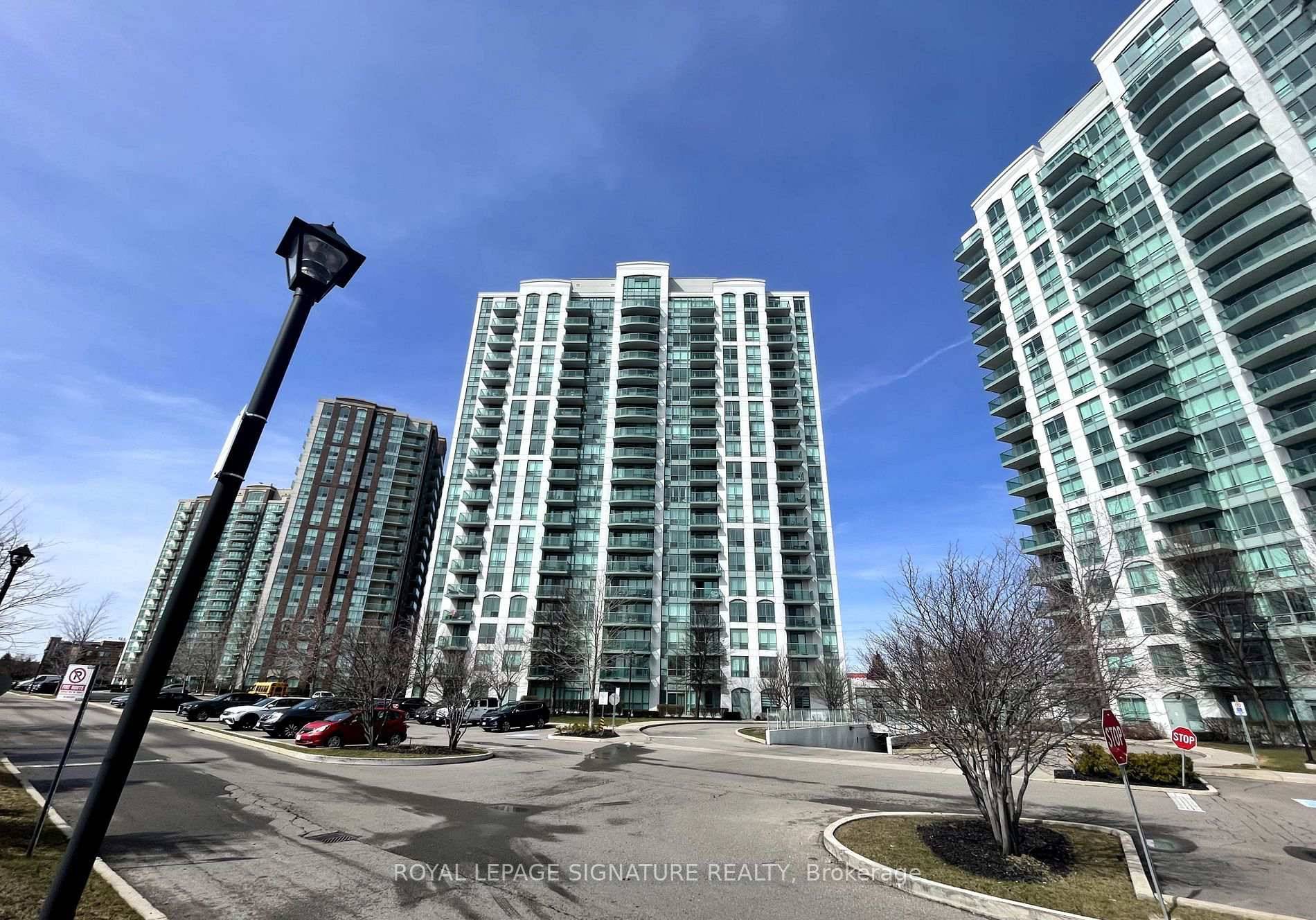 Modern Condo with City amp ; Lake Views 2 Parking Spots !