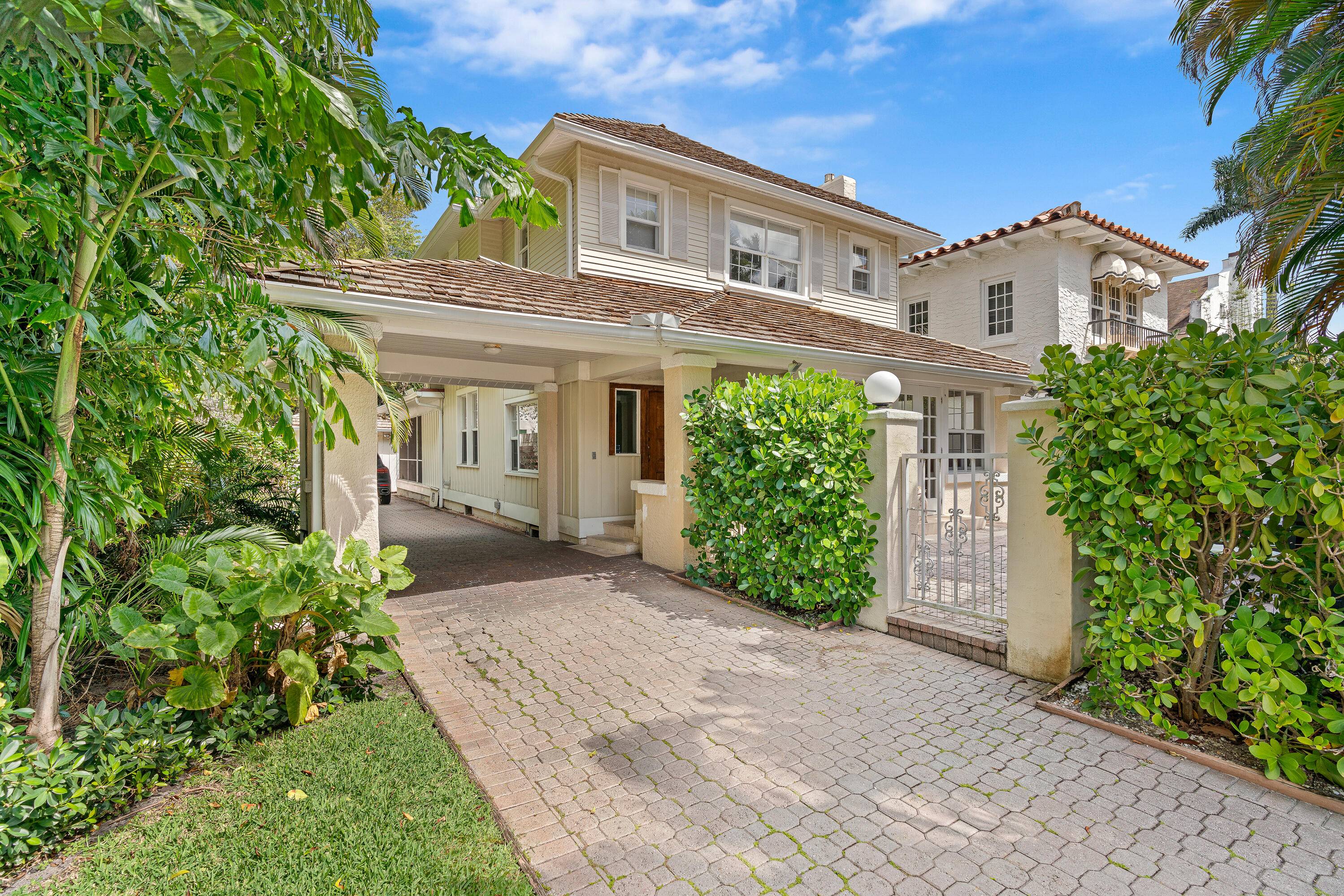 Charming 4BR 2BA two story bungalow ideally located on the lake block and just steps from the Intracoastal and bike path.