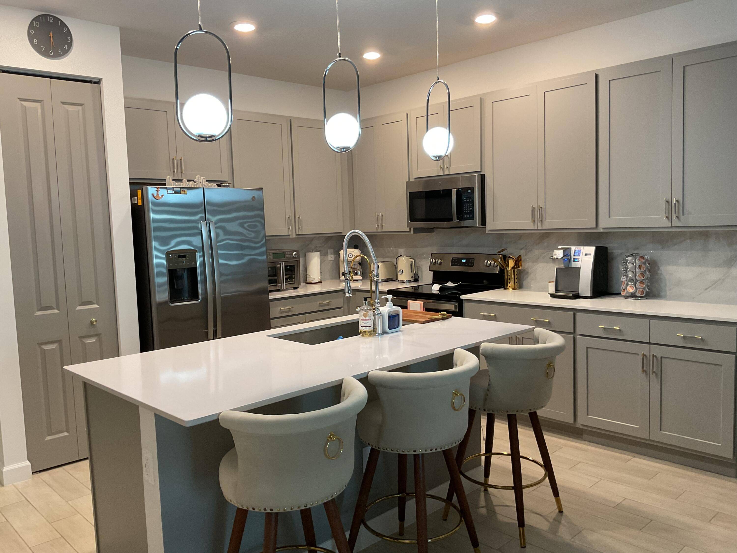 Beautifully decorated 3 bedrooms and 2 bathrooms open concept kitchen quartz counter top owner added Extra cabinets and upgraded counter top for extra space and storage with a nice island ...