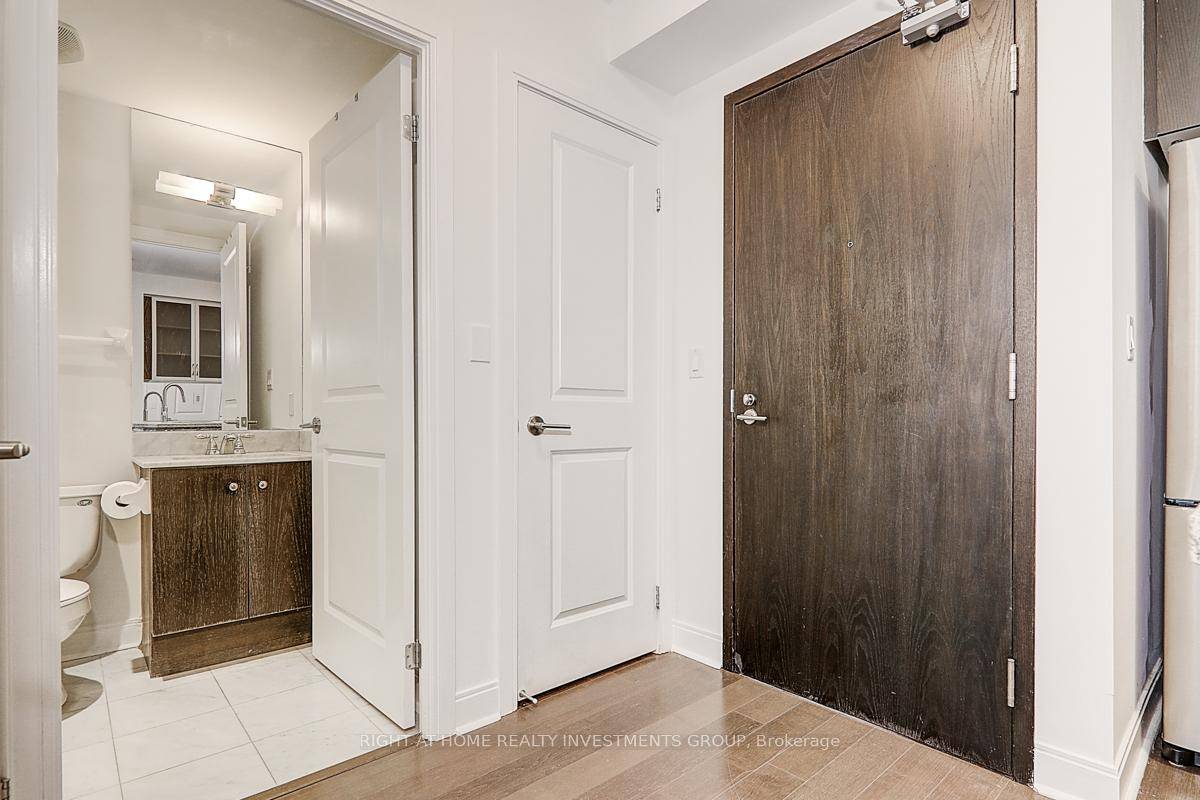 Airbnb allowed ! luxury living in one of Toronto's most prestigious addresses.