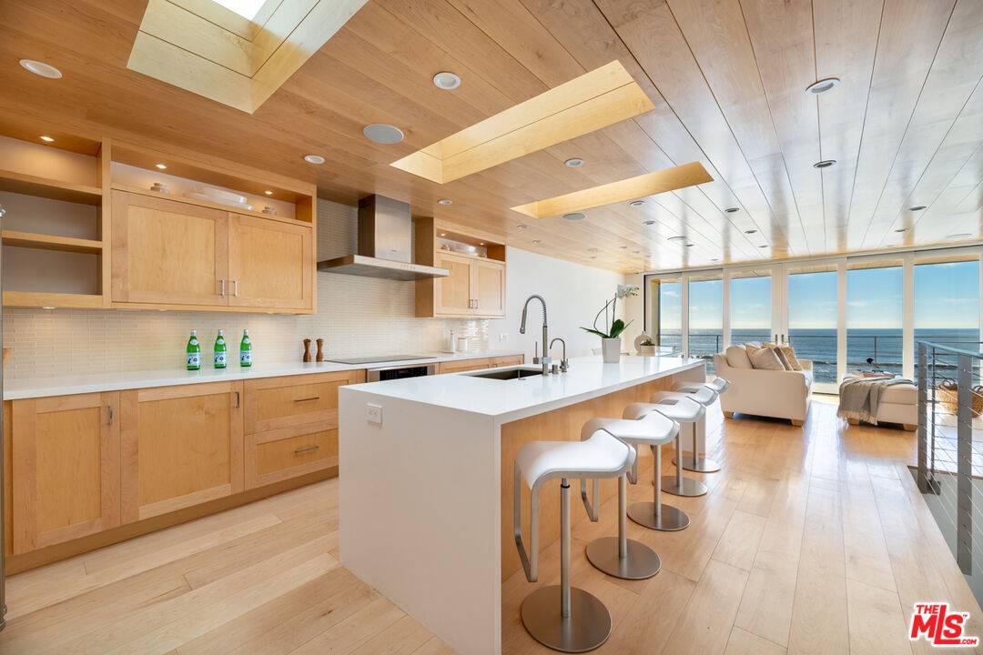 11950 Beach Club Way 2BR Malibu La