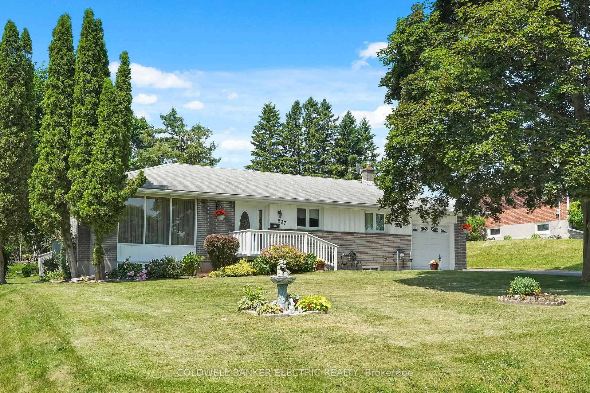 5 REASONS YOU'LL LOVE THIS HOME THE BACKYARD This sprawling backyard oasis is a gardeners dream come true !