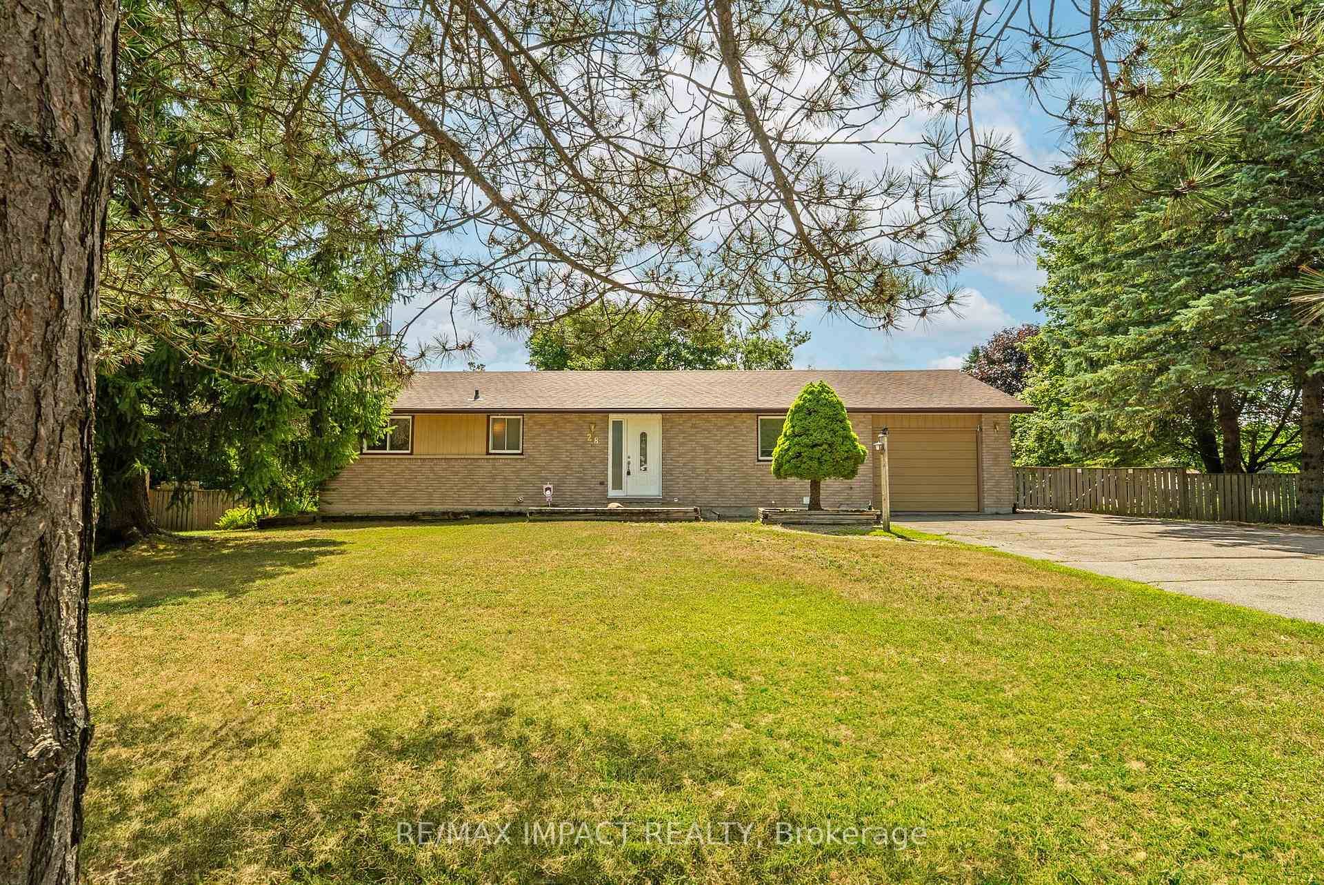 Welcome to 28 Pinewood Crescent in the north end of Pontypool with a detached 2 1bedroom bungalow with full walkout basement and attached single garage.