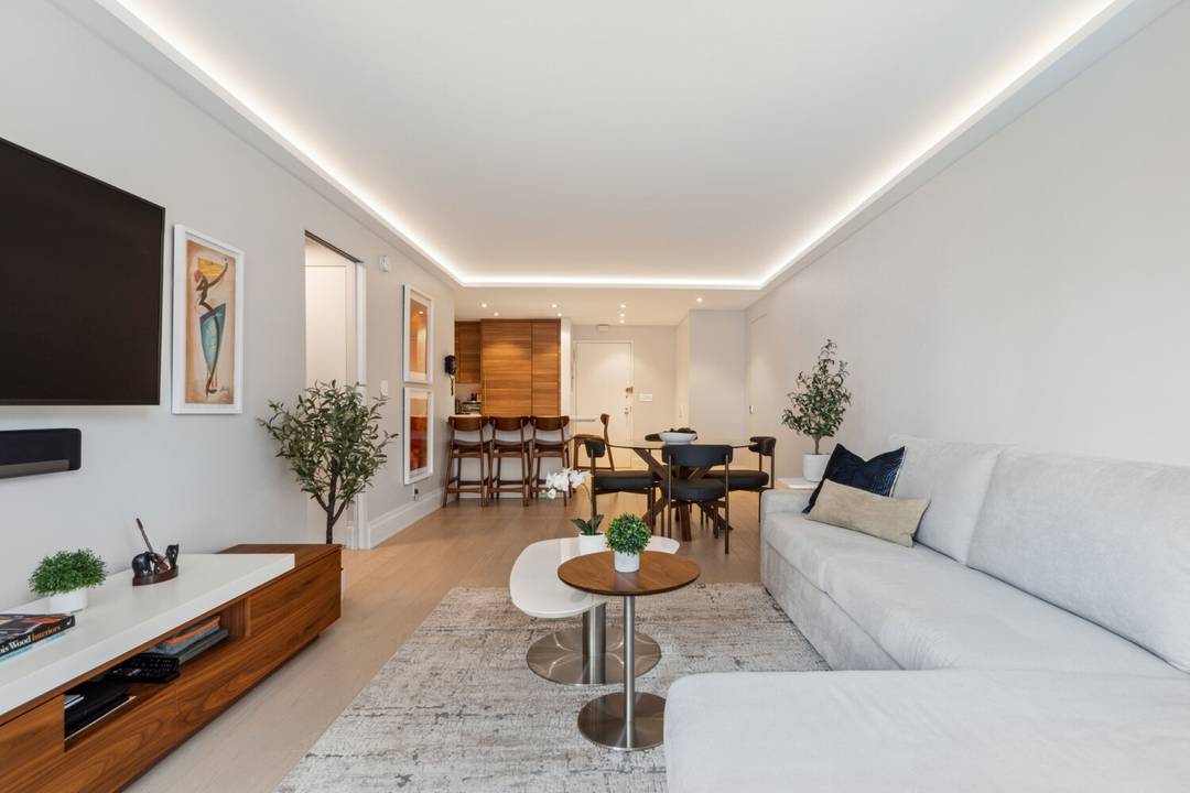 Sleek Sophistication in the Sky Residence 24E at The Galleria 1 Bed 1 Bath Renovated High Floor City Views Welcome to Residence 24E at 117 East 57th Street, a newly ...