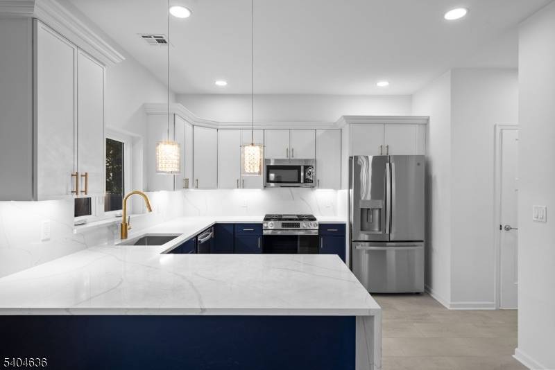 NEW CONSTRUCTION HOME EZ TO SHOW VIA SHOWINGTIME CODE.