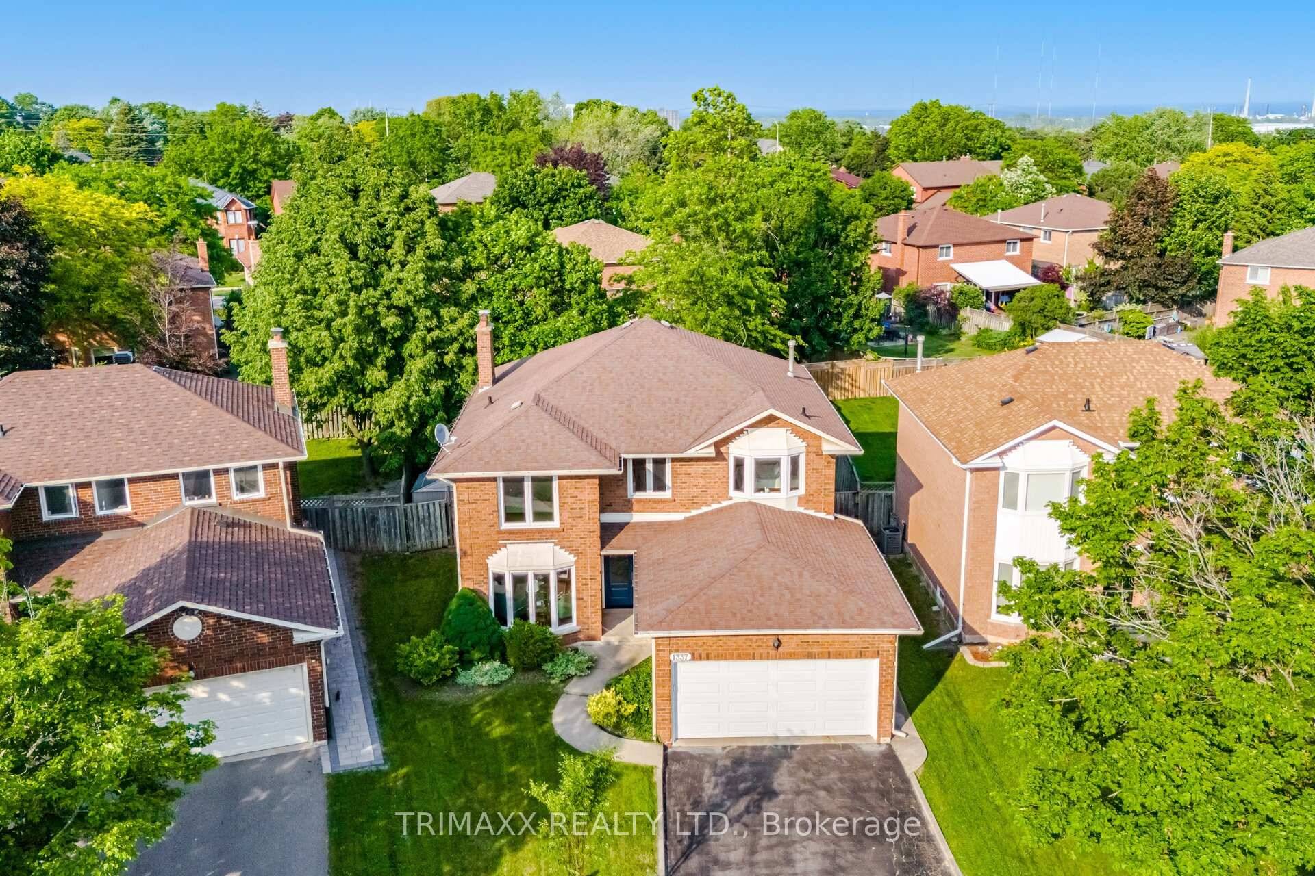 Stunning Absolutely gorgeous 4 1 Bedroom, 4 Bathroom Home in Highly Sought After Clearview Community.