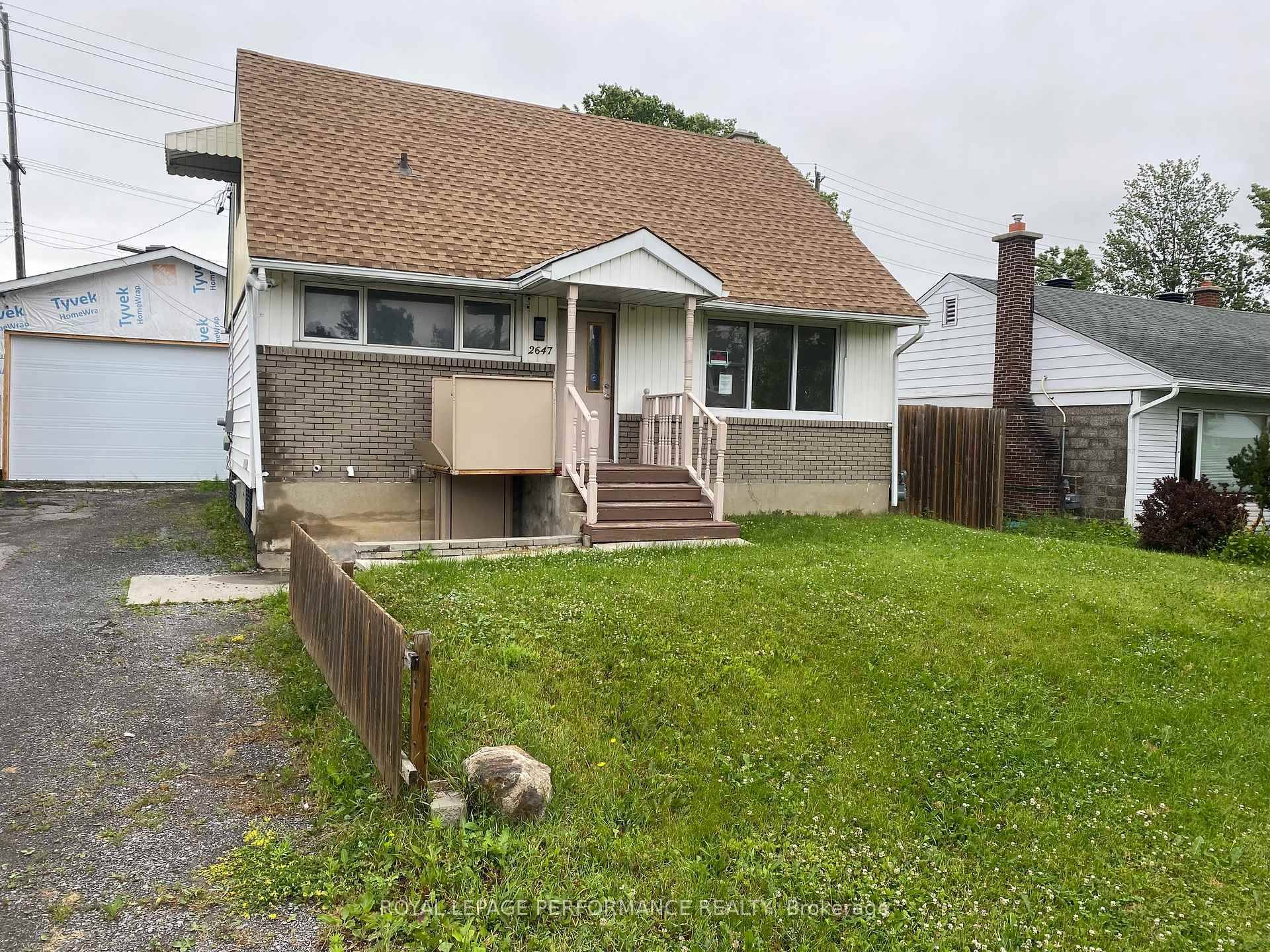 Single family home on an expansive lot of a dead end street in Alta Vista.