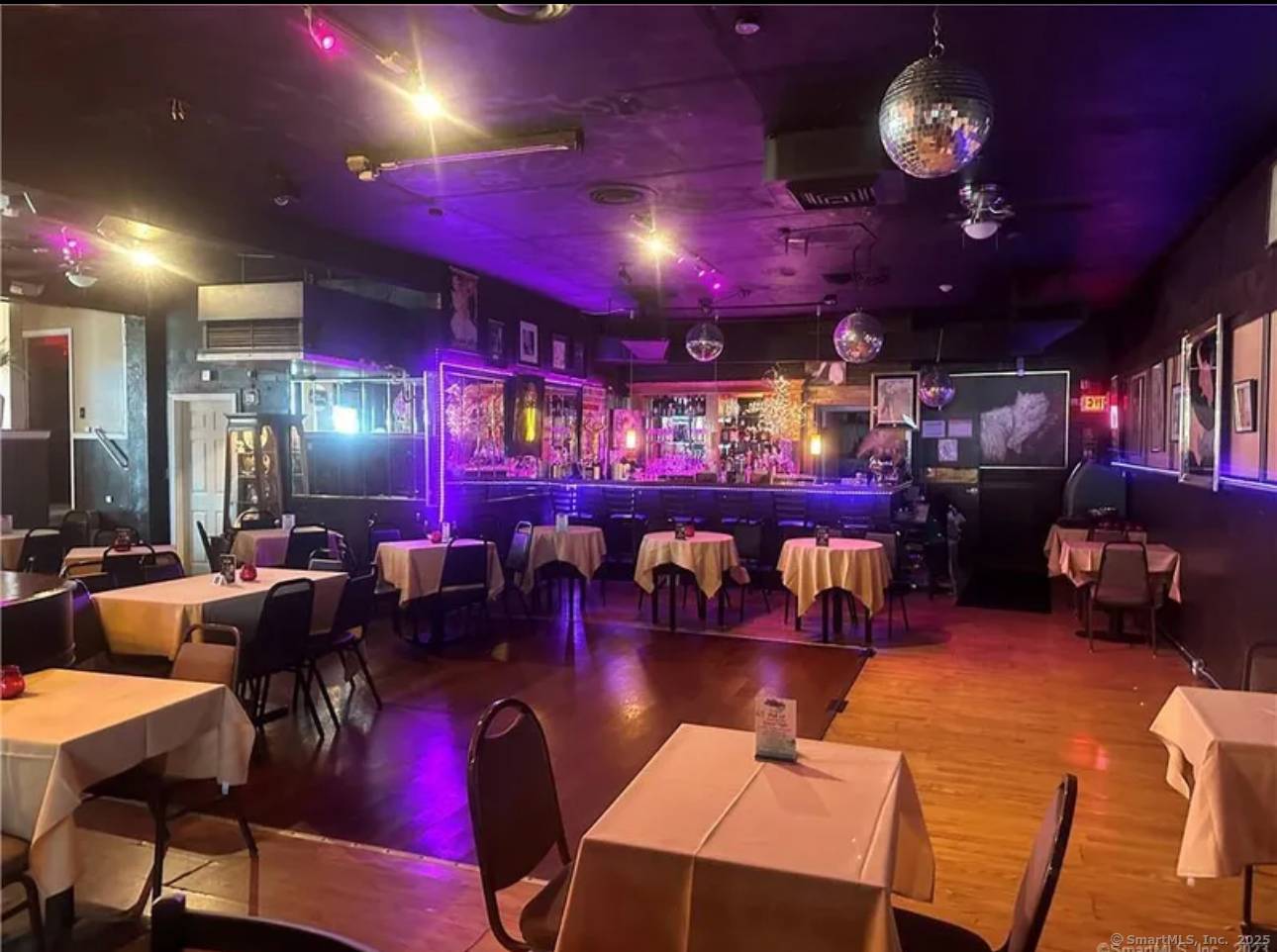 Incredible restaurant bar located minutes to Yale !