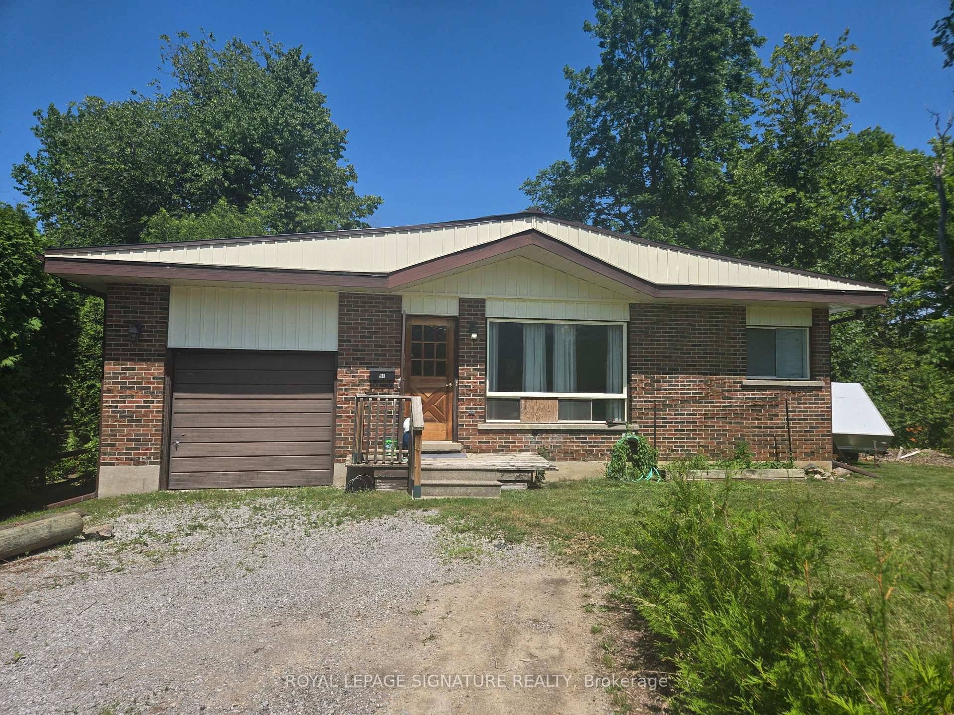 Beautiful 3 Bedrooms Bungalow on Quiet Cul De Sac Overlooking The River.