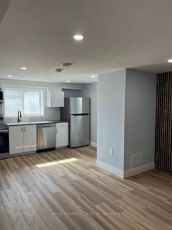 Modern 1 Bedroom Lower Unit for Lease !