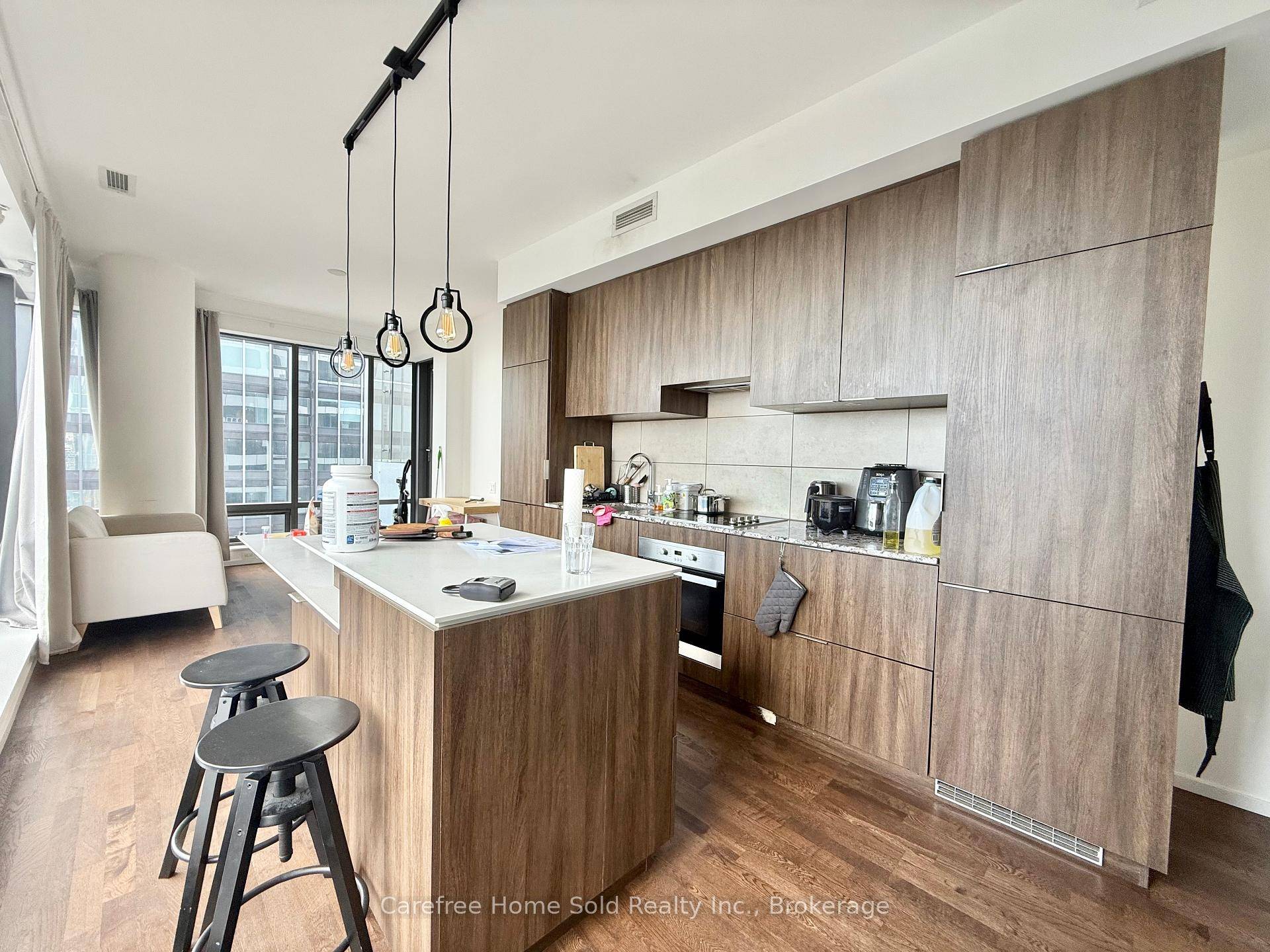 Luxury, Spacious 2 Bedrooms and 2 Washrooms Coner Unit In Modern Chic amp ; Historically Designated Facades Building.