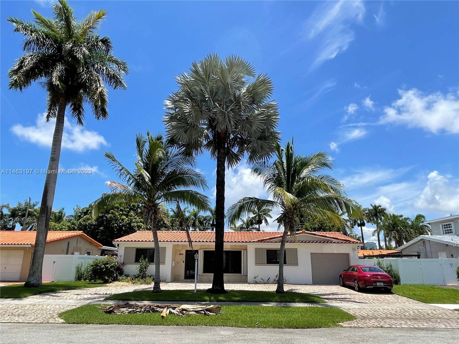 UNFURNISHED 3 2 HOUSE WITH FLORIDA ROOM AND GARAGE CLOSE TO BEACH.