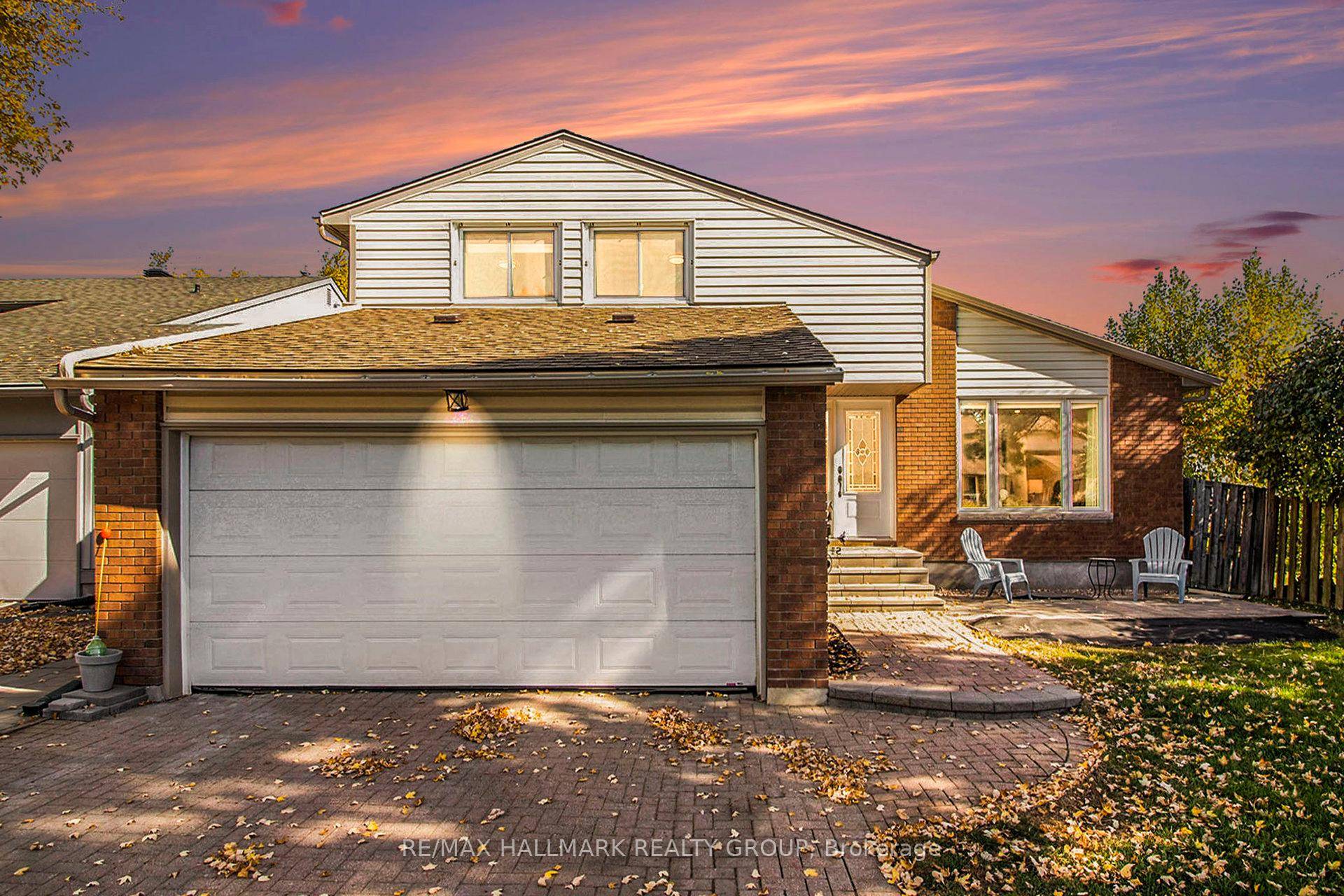 OPEN HOUSE SUN OCT 19th, 2 4pm Welcome to 1118 Chateau Crescent Your Dream Home in Family Friendly Orleans Wood !