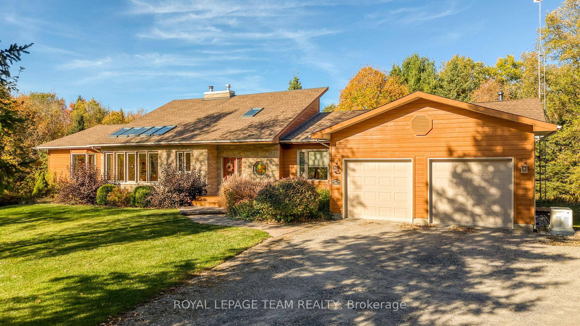 S T R E T C H O U T Impressive custom built bungalow which shows pride of ownership !