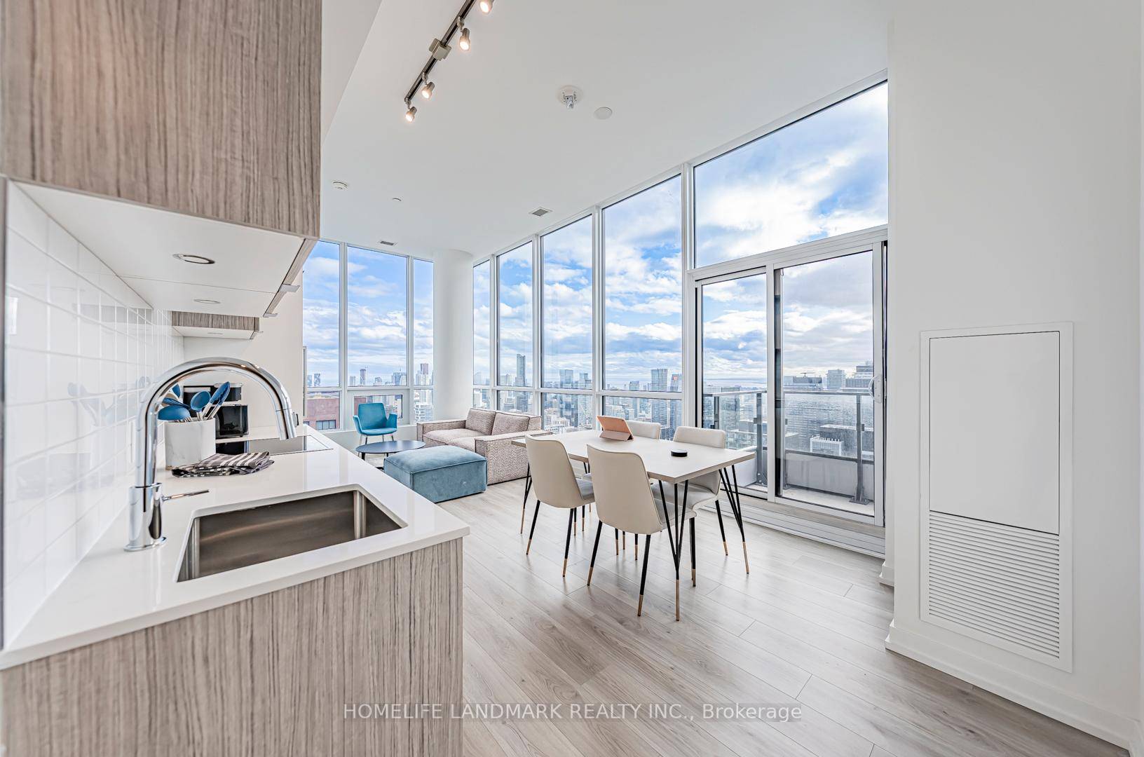Stunning 2 Bedroom 2 Bathroom Corner Unit Located In The Heart of Toronto.