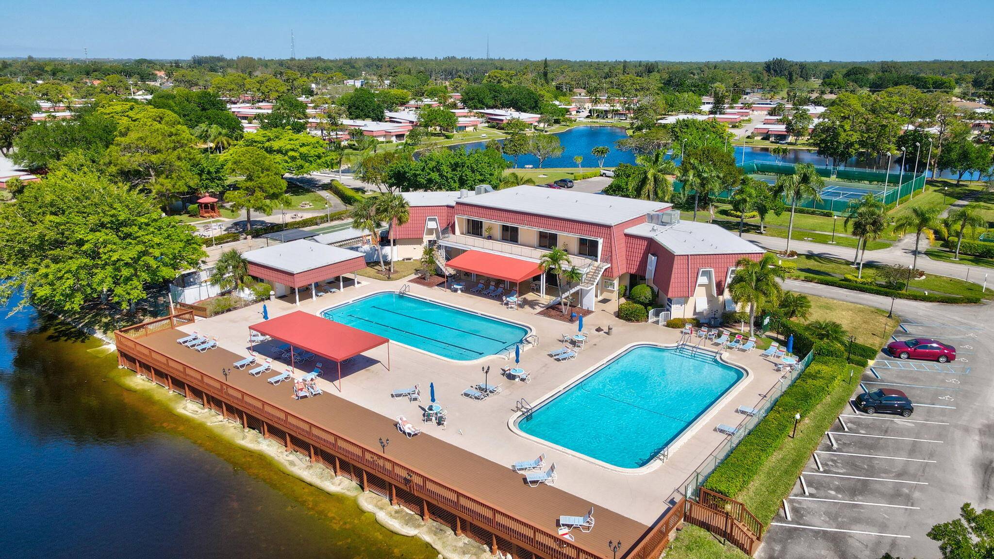 This pleasant 2 bedroom 2 bathroom condo is ready for a new owner !