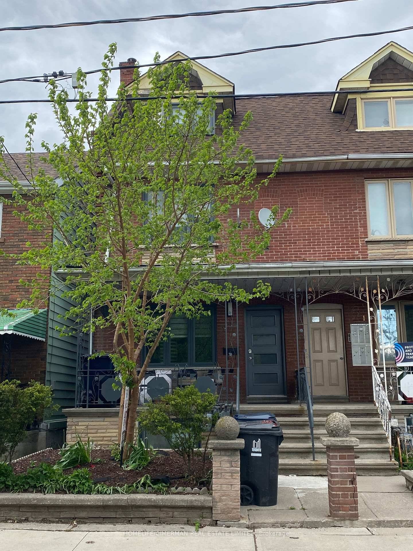 A Fully Renovated By A Professional Designer Legal Duplex In The High Demand And Trendy Trinity Bellwoods Area.